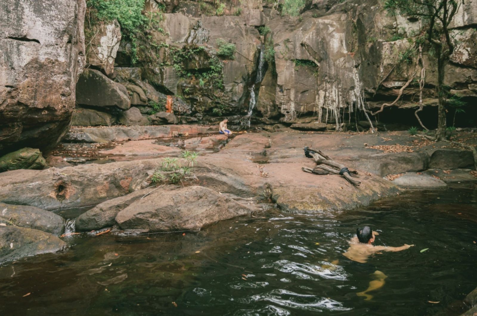 Thư giãn tắm suối sau hành trình