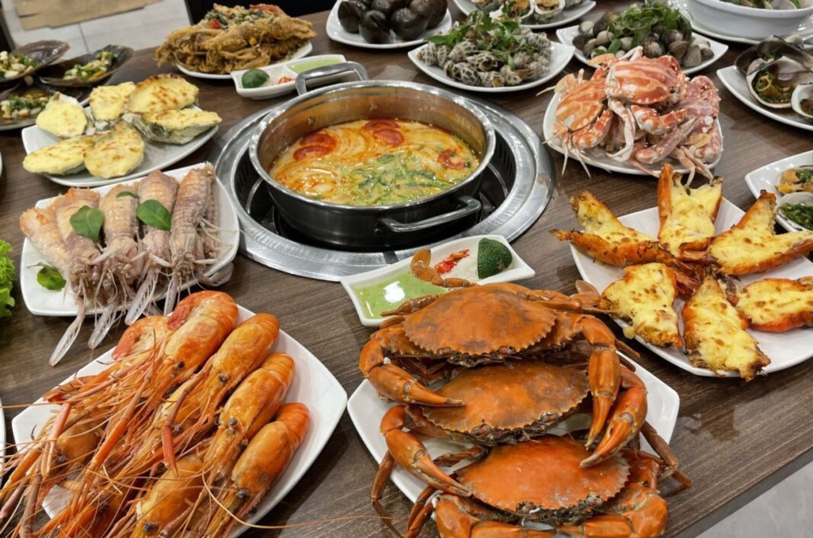 Thực đơn nhà hàng vô cùng đa dạng với nguồn nguyên liệu tươi ngon, phong phú