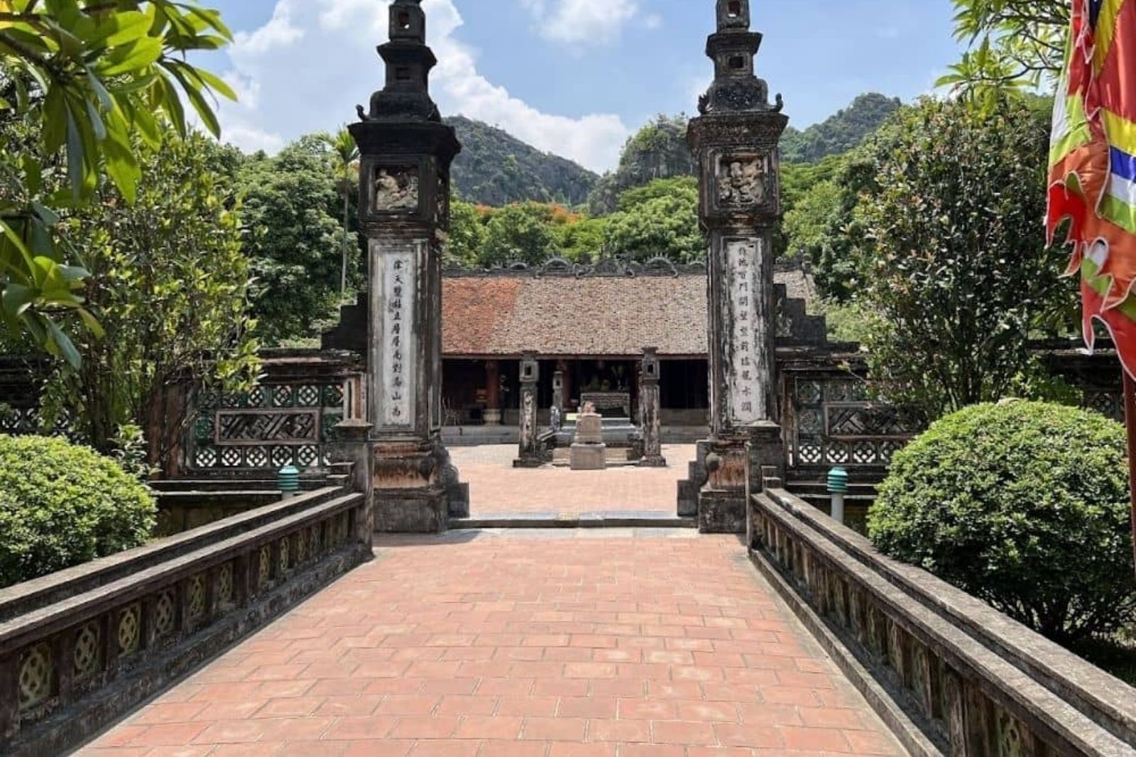 Du khách có thể thuê hướng dẫn viên để hiểu thêm về di tích