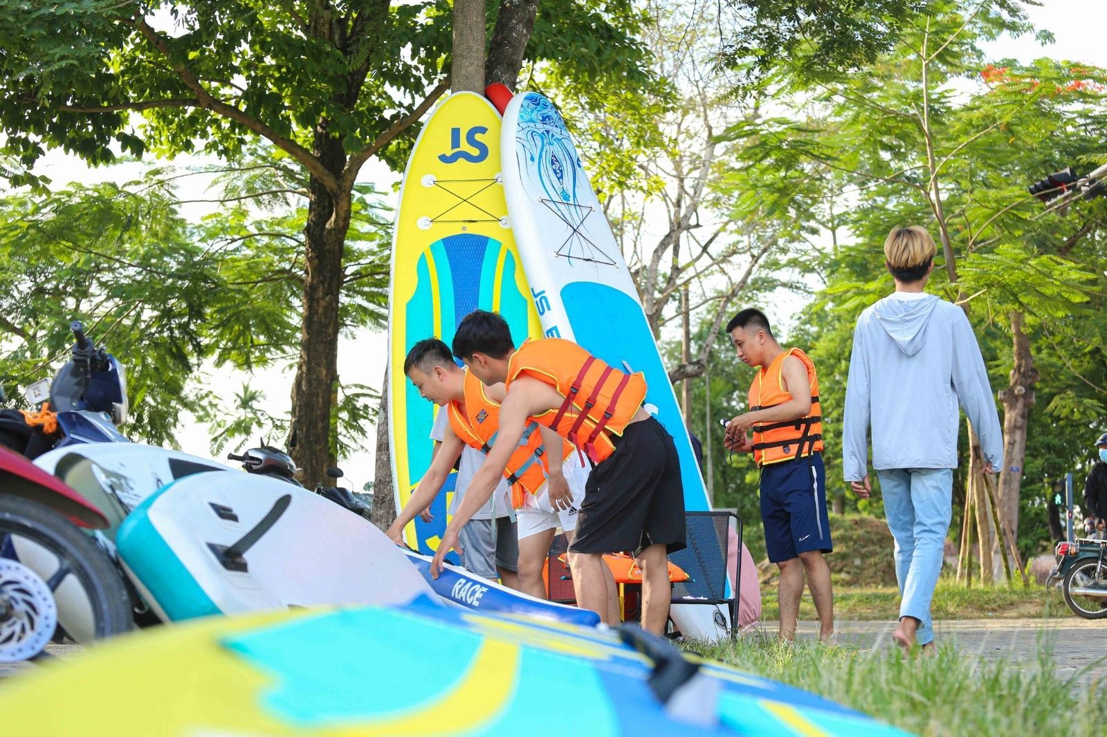 Ven bờ sông Hương có nhiều địa điểm cho thuê SUP