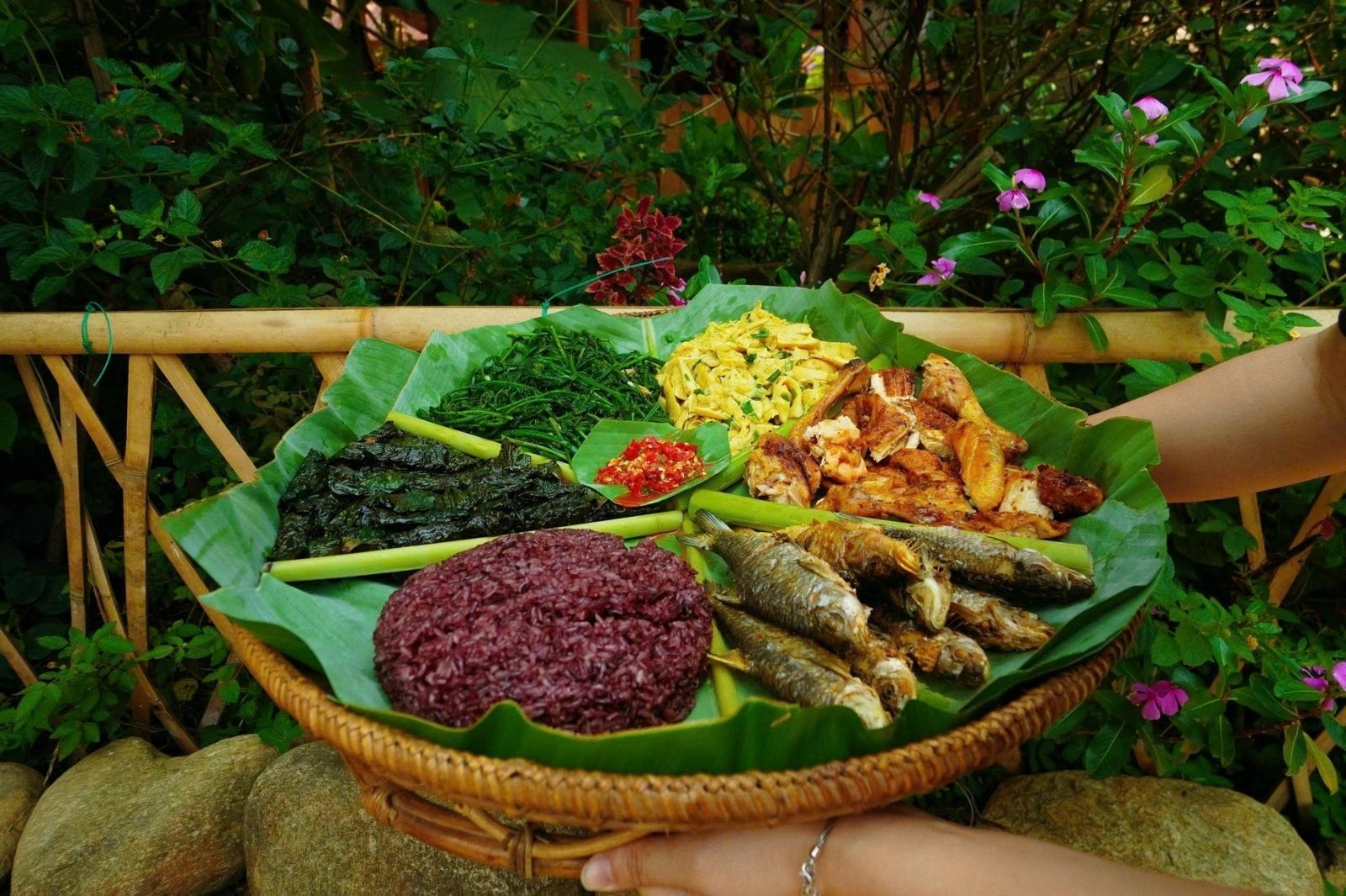 Thưởng thức ẩm thực của người đồng bào