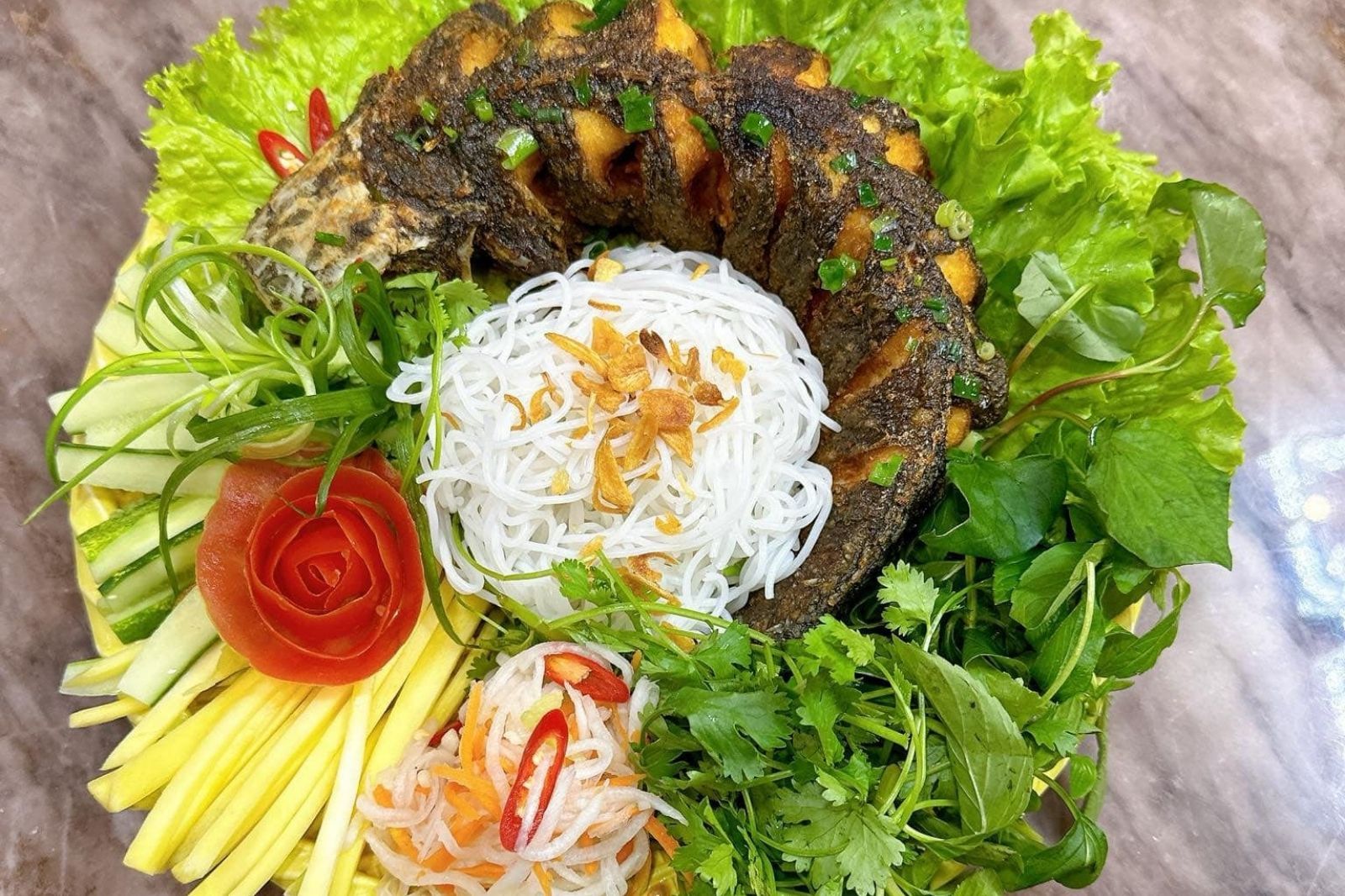 Thưởng thức ấm thực địa phương