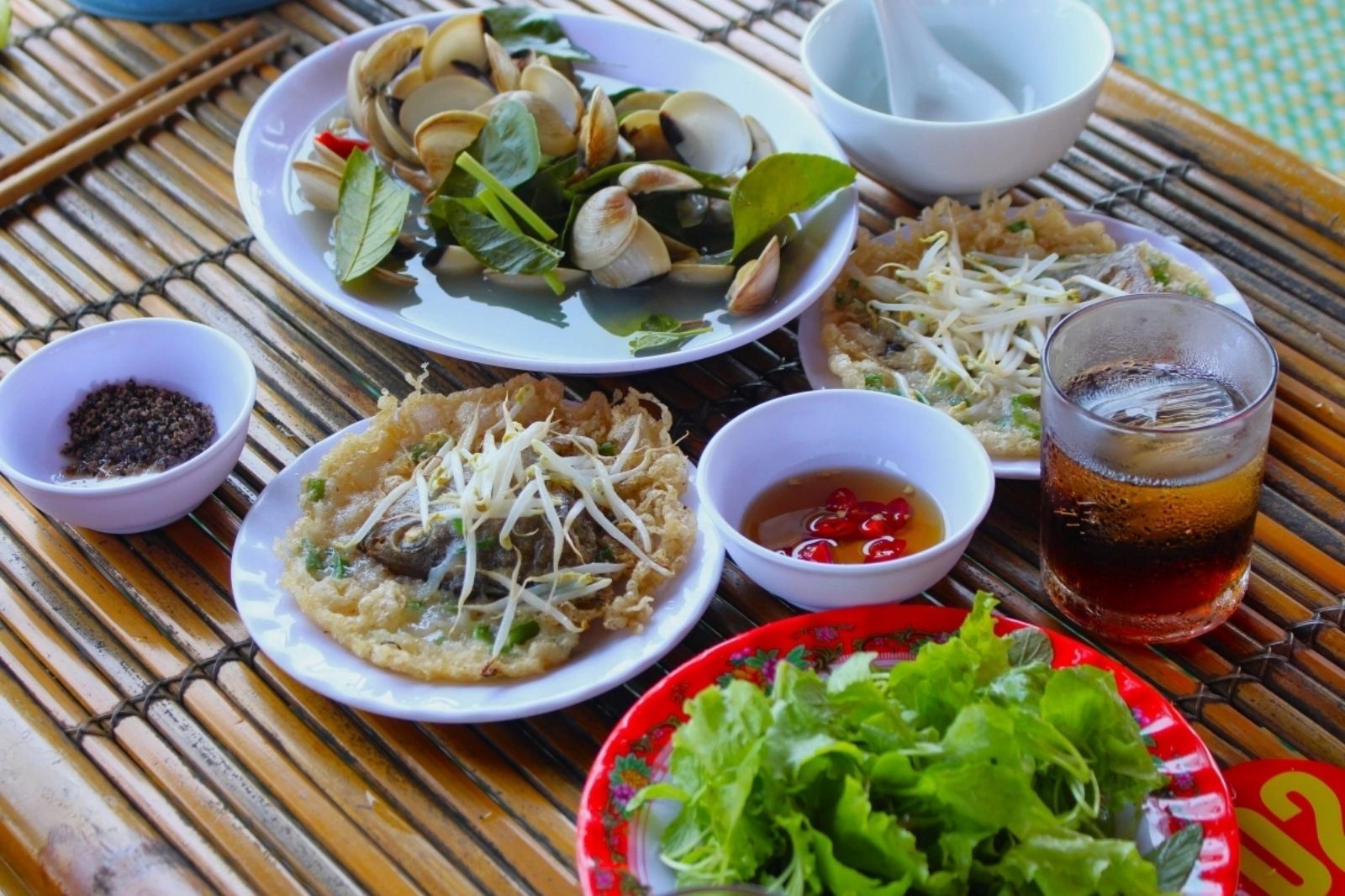 Thưởng thức ẩm thực địa phương ở Đầm Chuồn