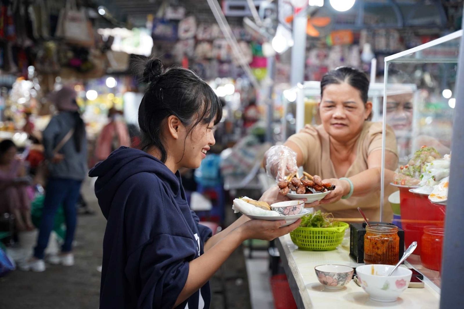 Chợ truyền thống là nơi du khách có thể thưởng thức trọn vẹn ẩm thực dân gian 