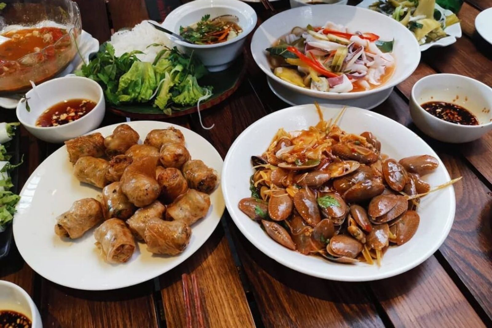 Thưởng thức ẩm thực trong các tour 