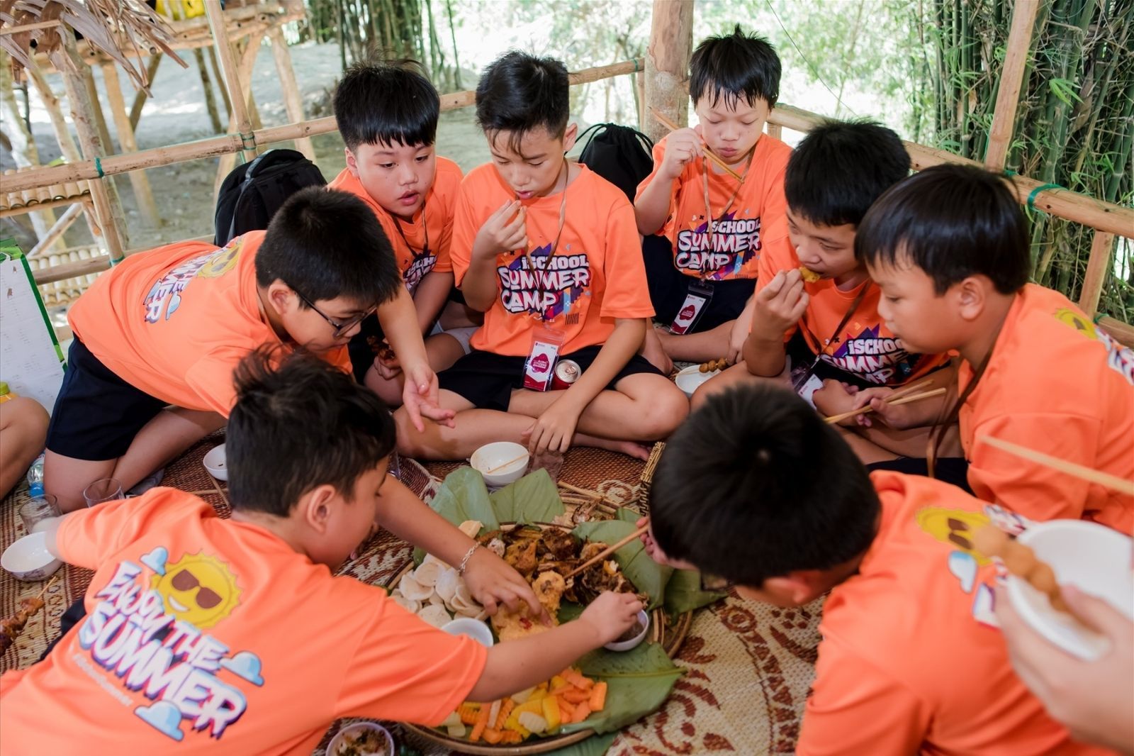 Thưởng thức ẩm thực truyền thống của người đồng bào 