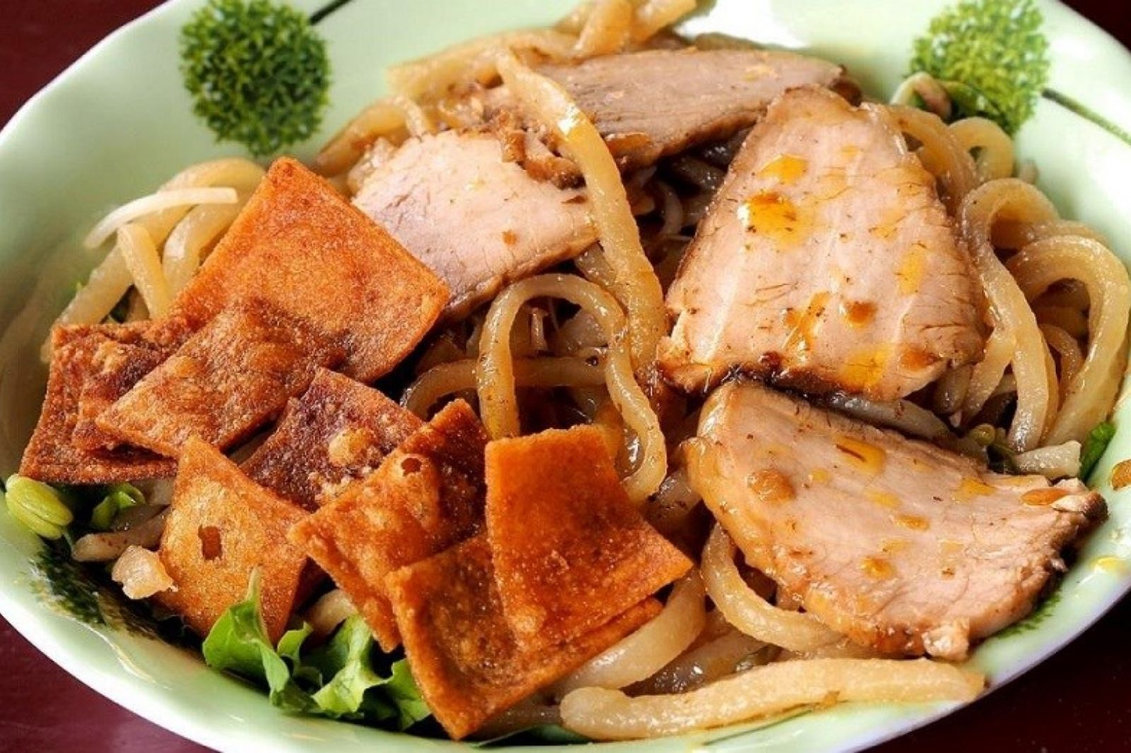 Thưởng thức cao lầu ở quán ăn địa phương 