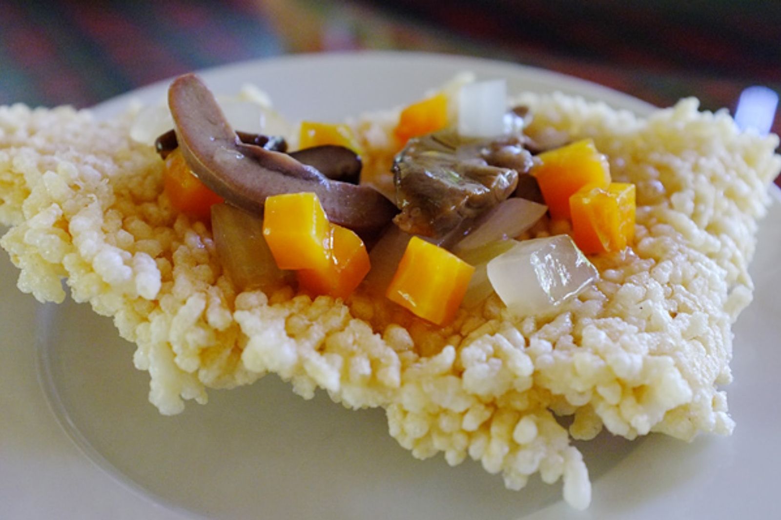 Thưởng thức cơm cháy thịt dê ở các nhà hàng địa phương 