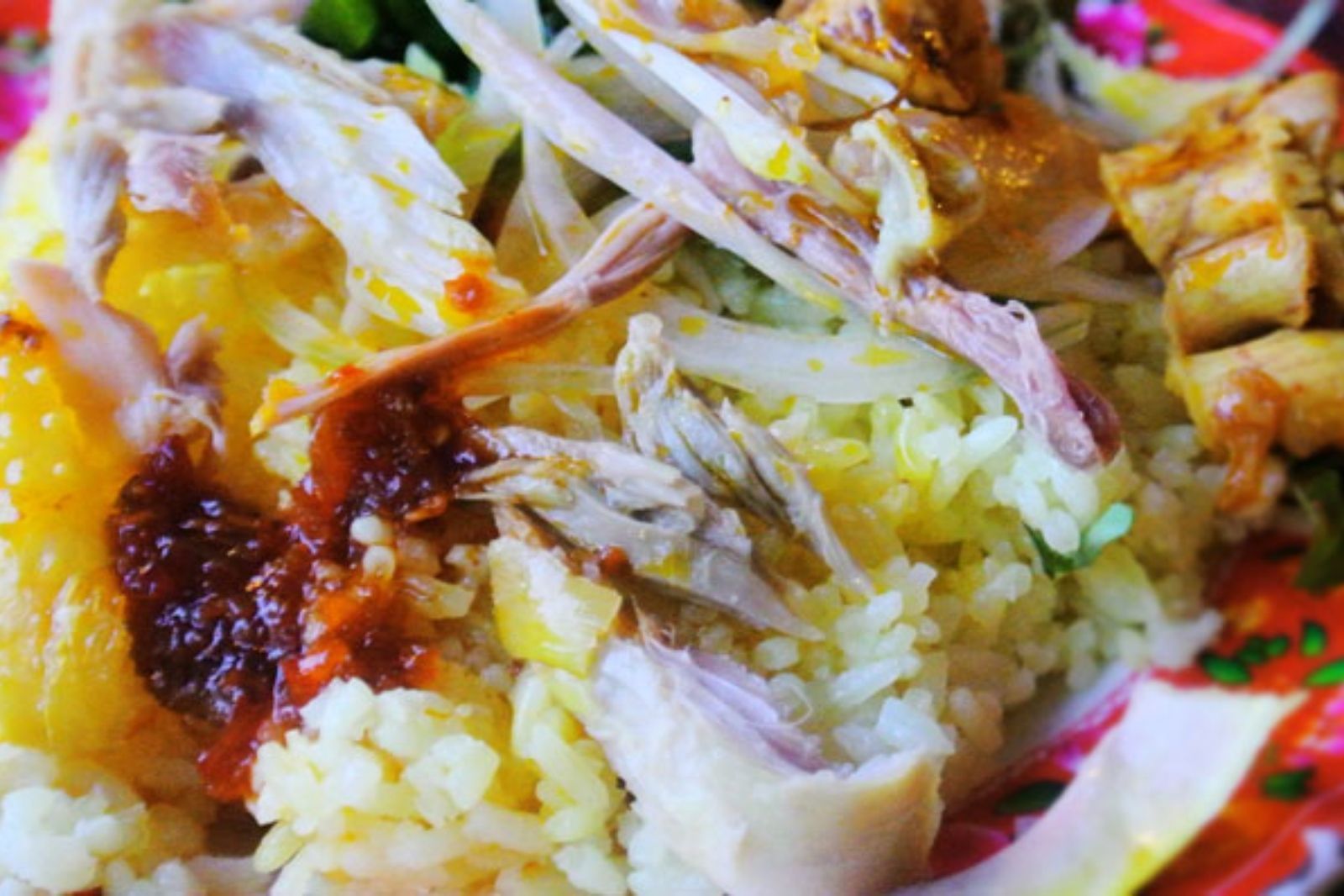 Thưởng thức cơm gà ở các quán địa phương 