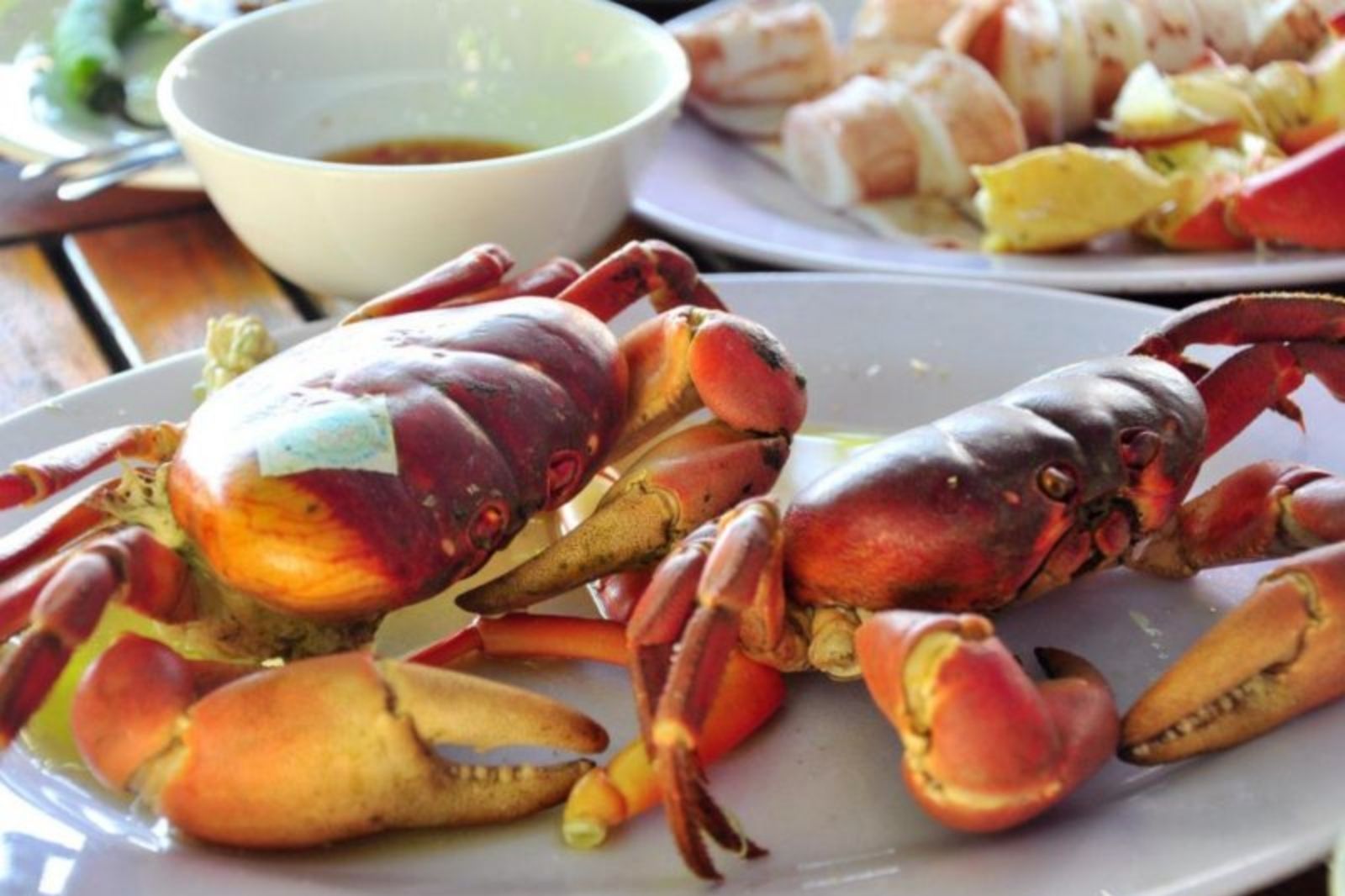 Thưởng thức cua đá tại nhà hàng địa phương trên đảo 