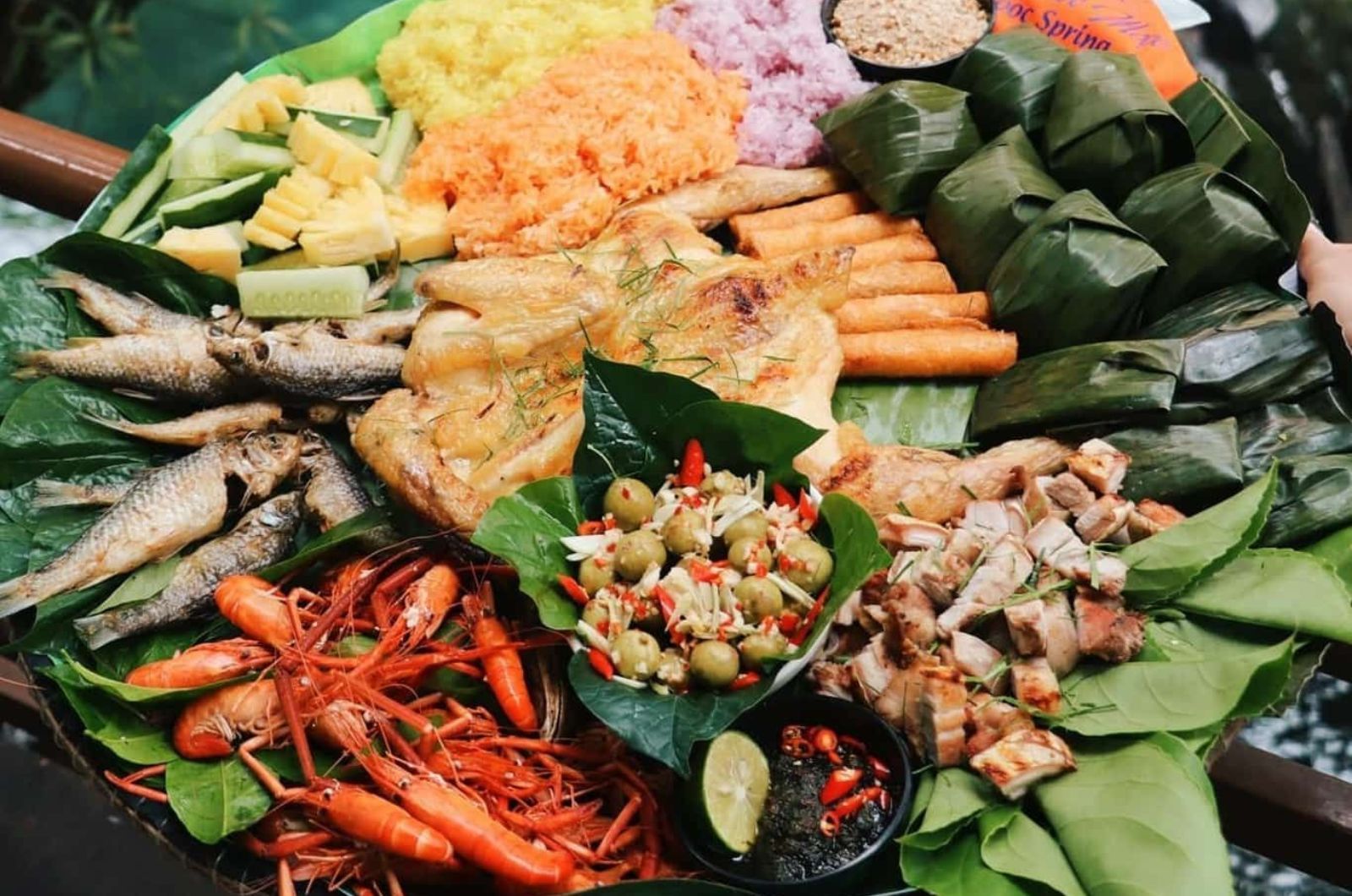 Thưởng thức đặc sản ẩm thực địa phương tại suối nước Moọc