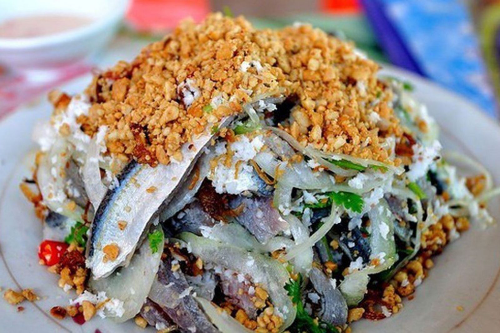 Thưởng thức gỏi cá tại các quán hải sản ven biển  