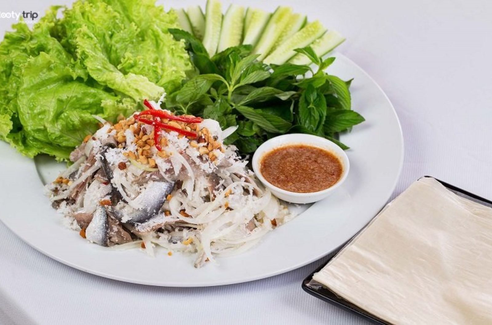 Thưởng thức gỏi cá trích ở nhà hàng tại Phú Quốc