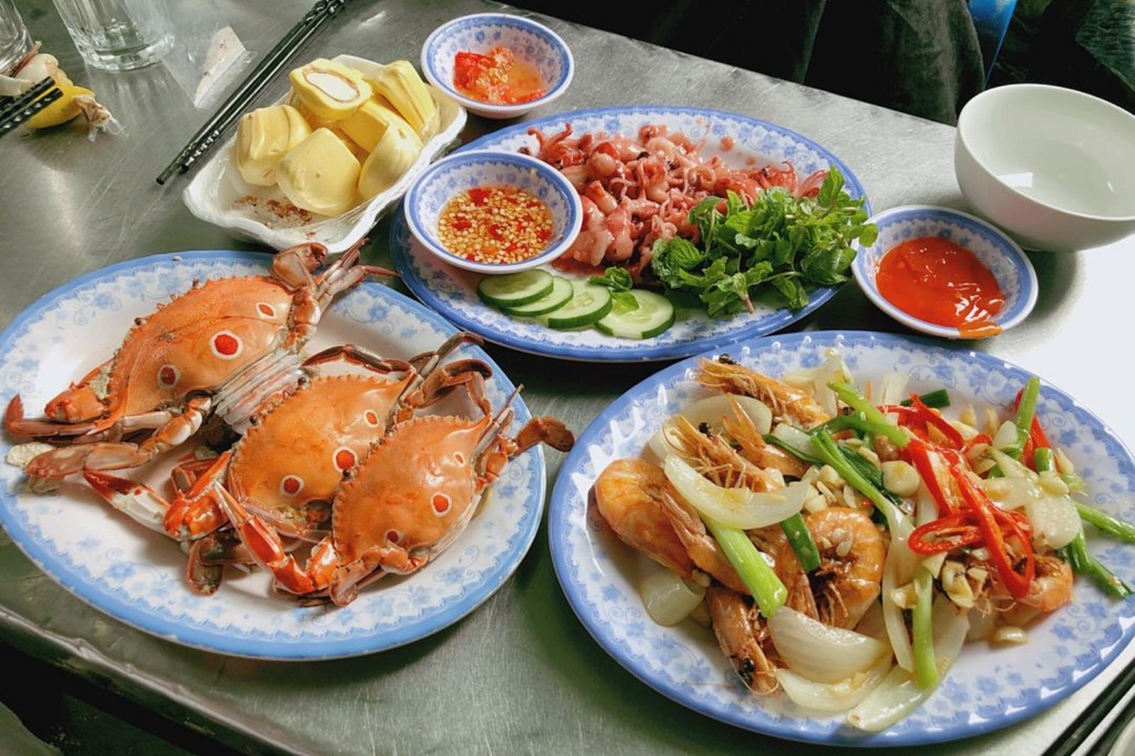 Thưởng thức hải sản các quán ven biển Non Nước