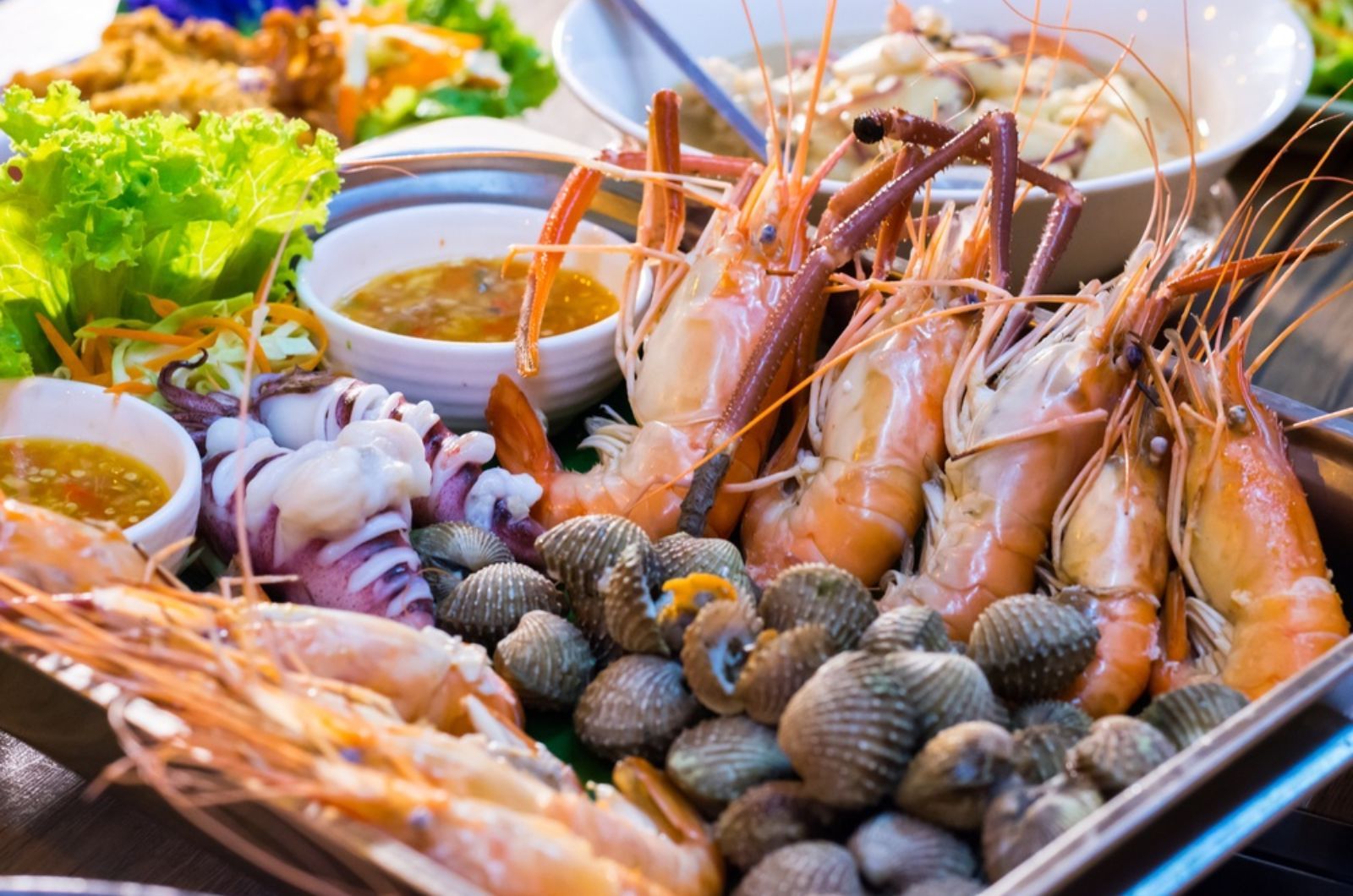 Thưởng thức hải sản ở các nhà hàng trên đảo  