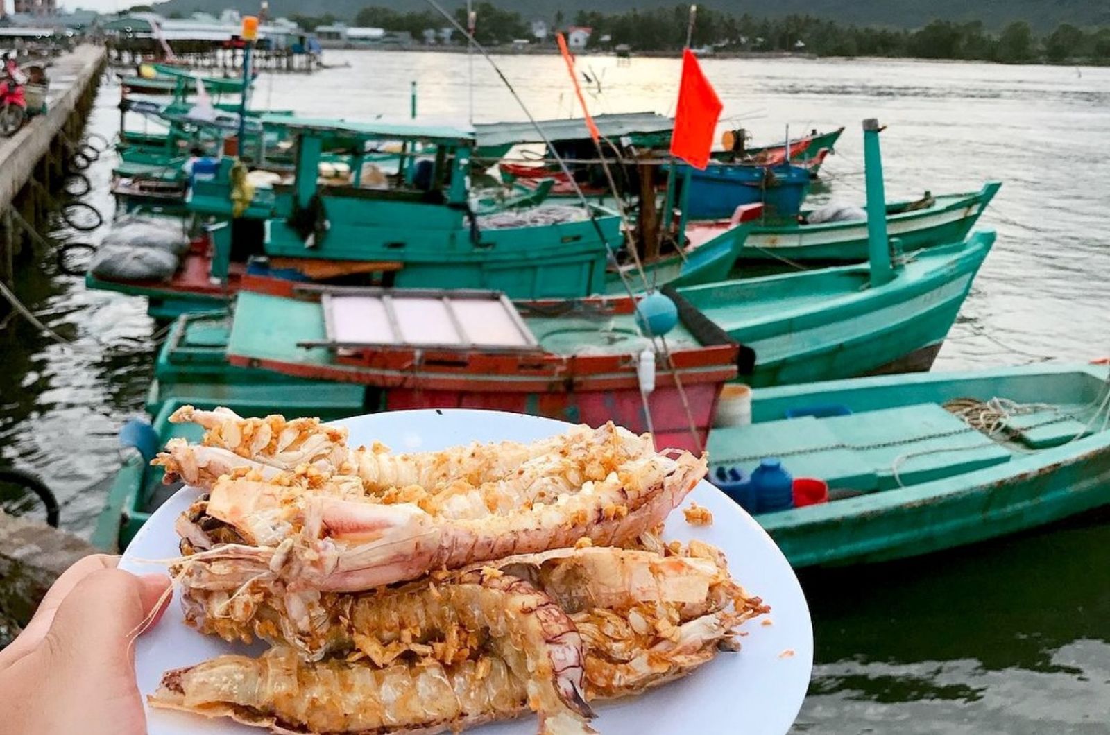 Thưởng thức hải sản ở các nhà hàng ven làng chài 