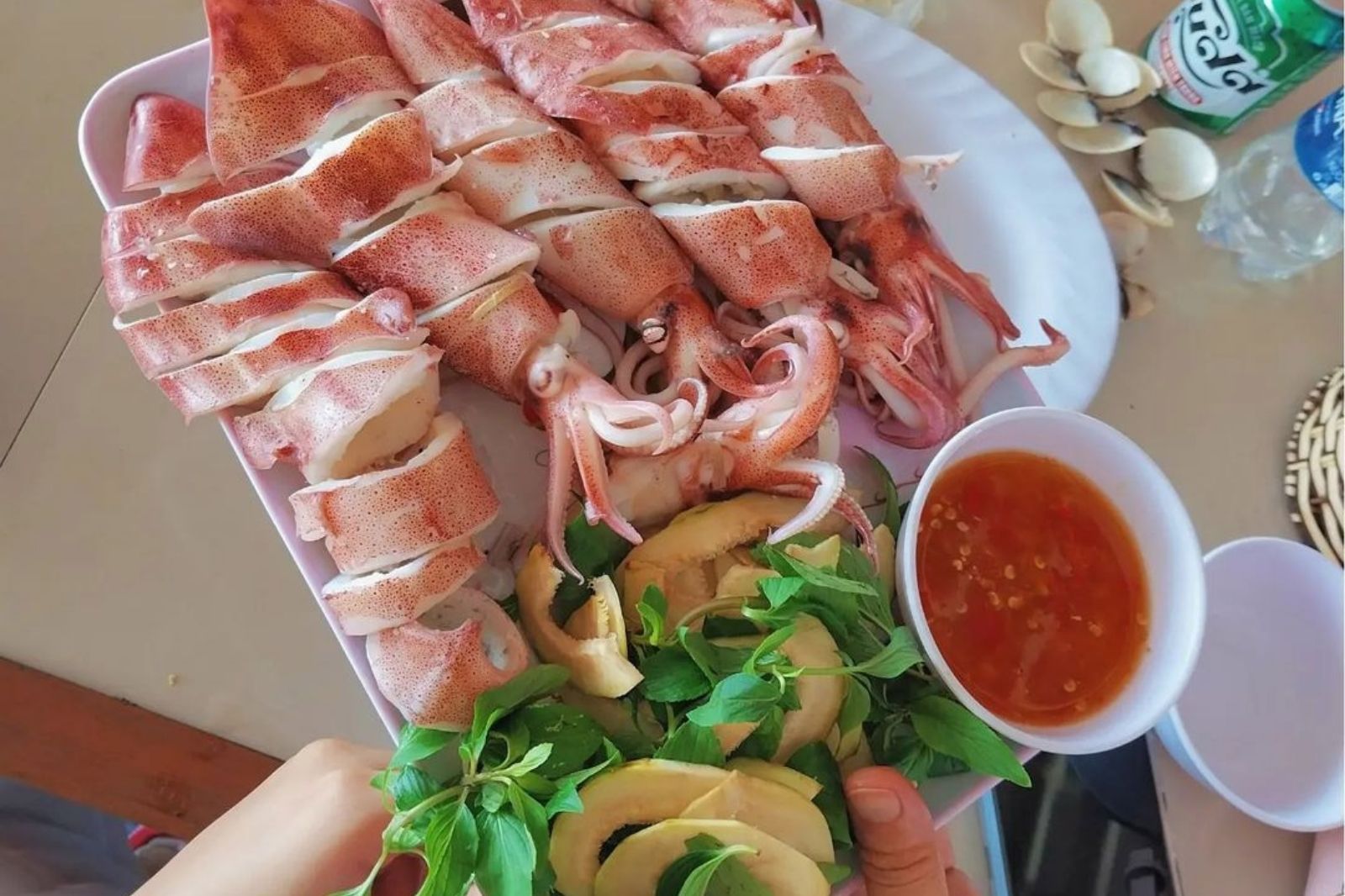 Thưởng thức hải sản ở các quán ven biển