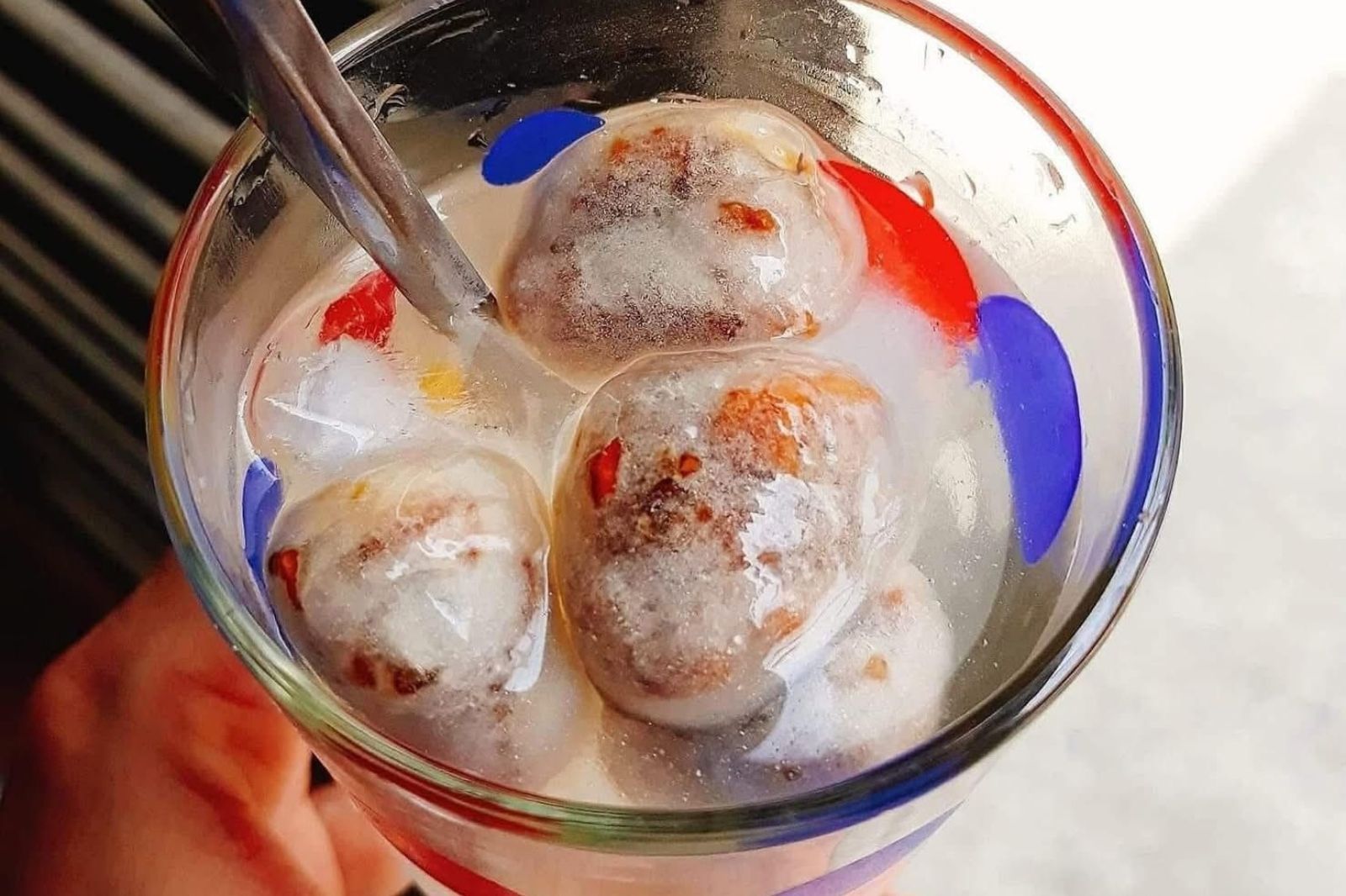 Thưởng thức ly chè bột lọc heo quay