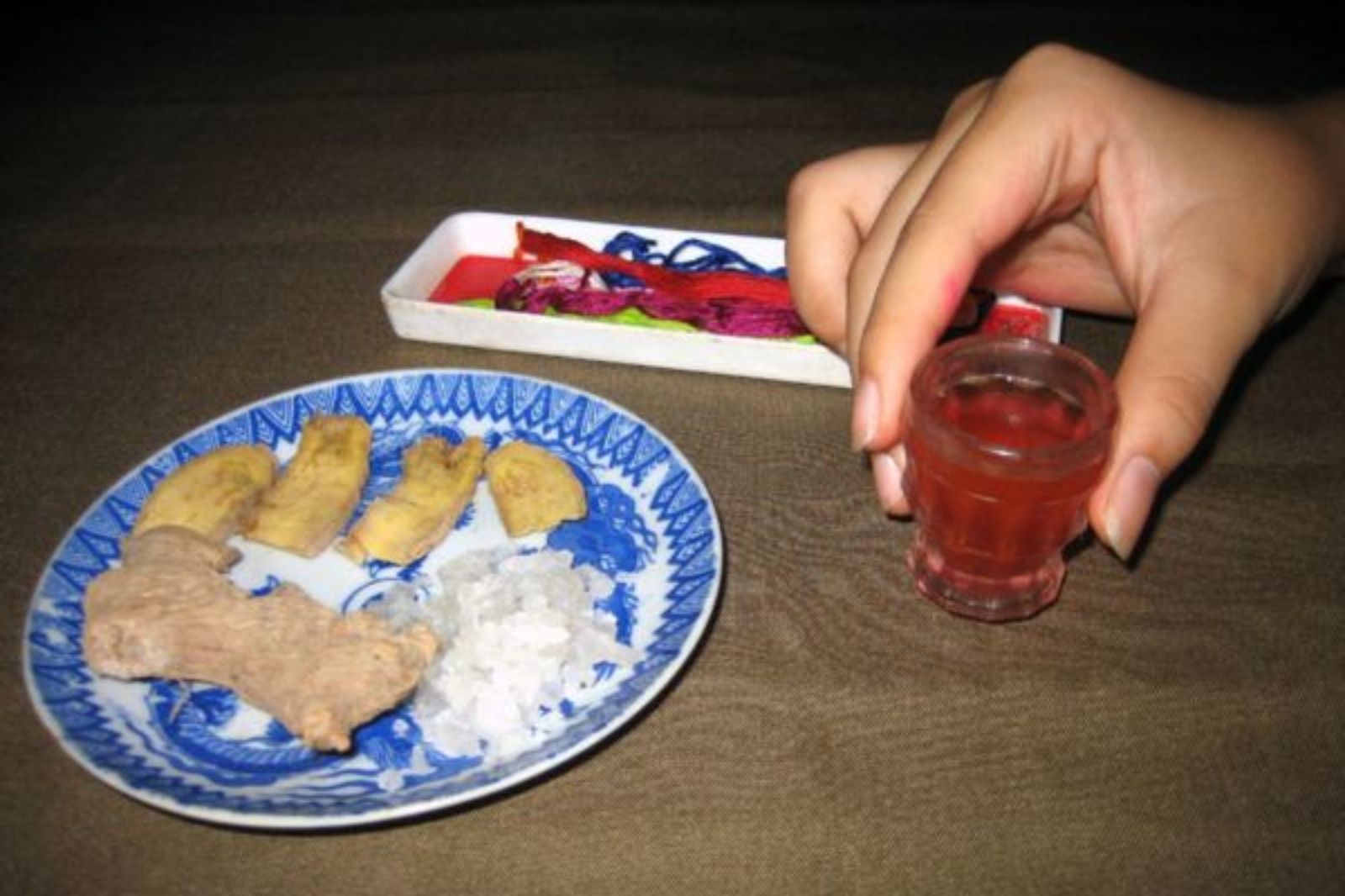 Thưởng thức rượu Hồng Đào với lượng vừa phải  