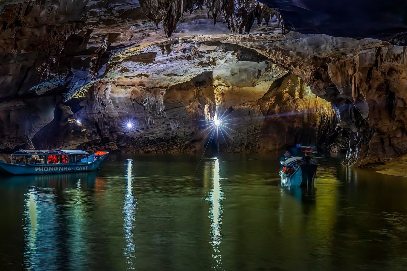 Thuyền tham quan bên trong động Phong Nha 