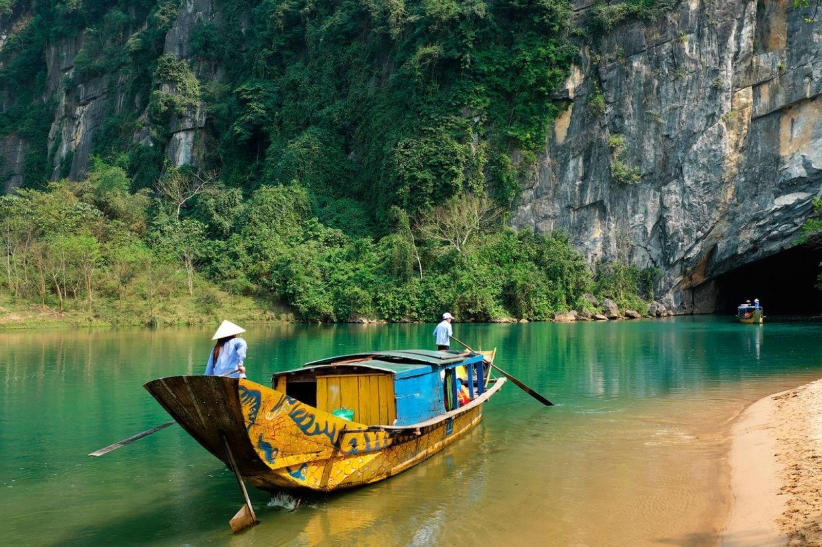 Thuyền đi Động Phong Nha