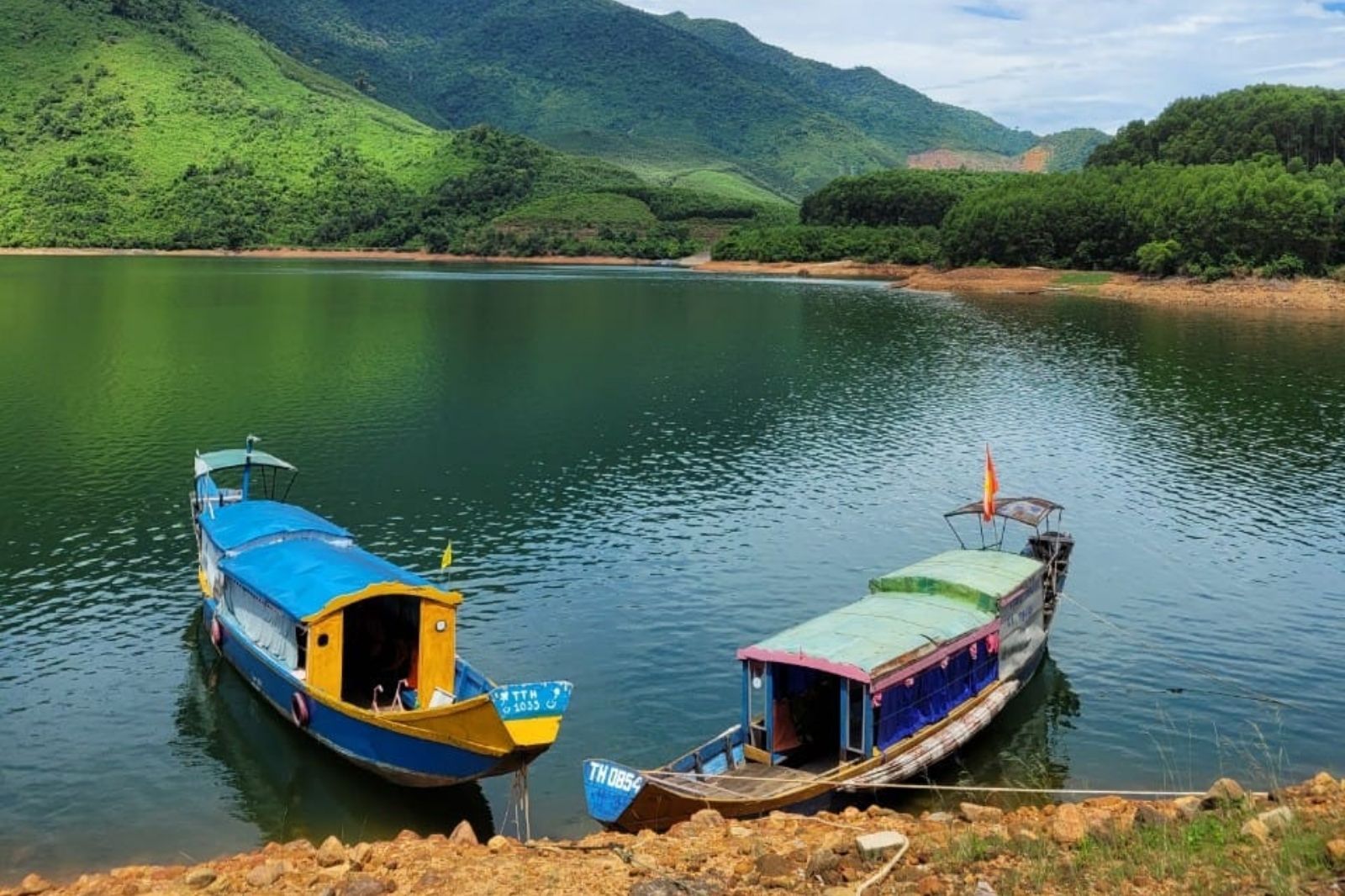 Thuyền ở hồ Truồi có sức chứa 12 người