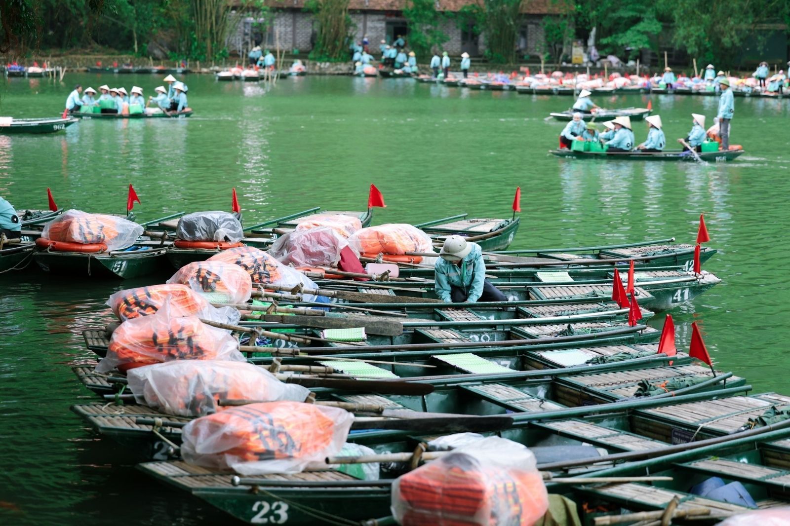 Thuyền tham quan khởi hành liên tục ở bến 