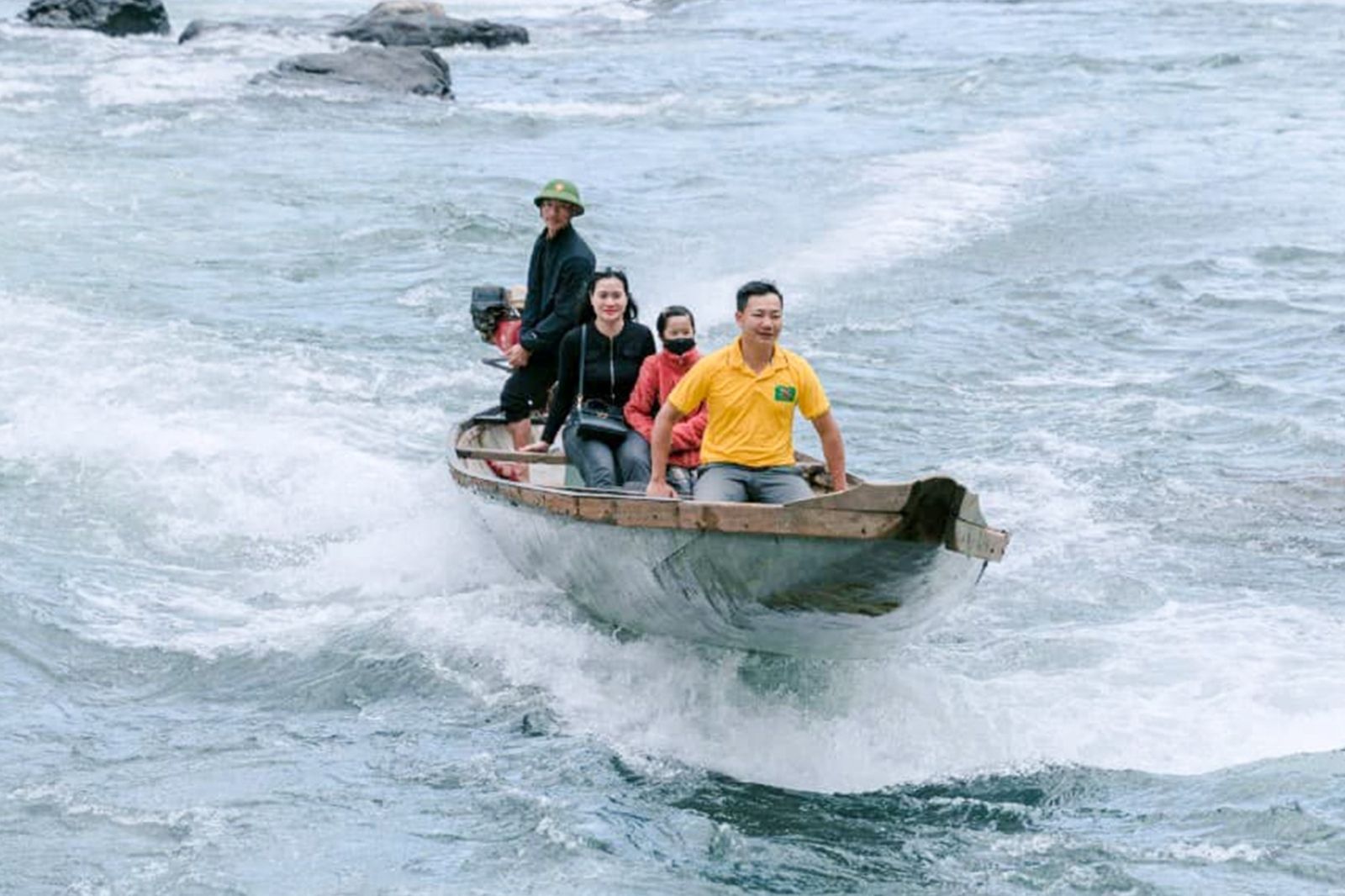 Thuyền vượt thác của người dân địa phương 