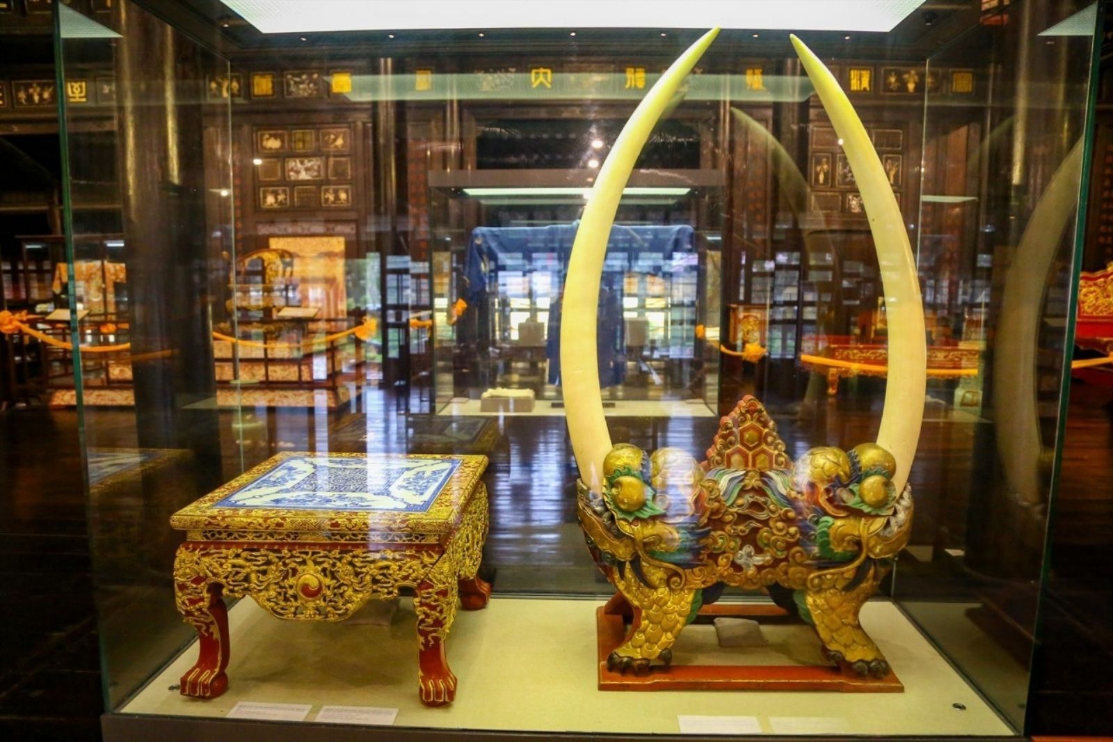 Tìm hiểu về các đồ vật và nghệ thuật Cung đình 