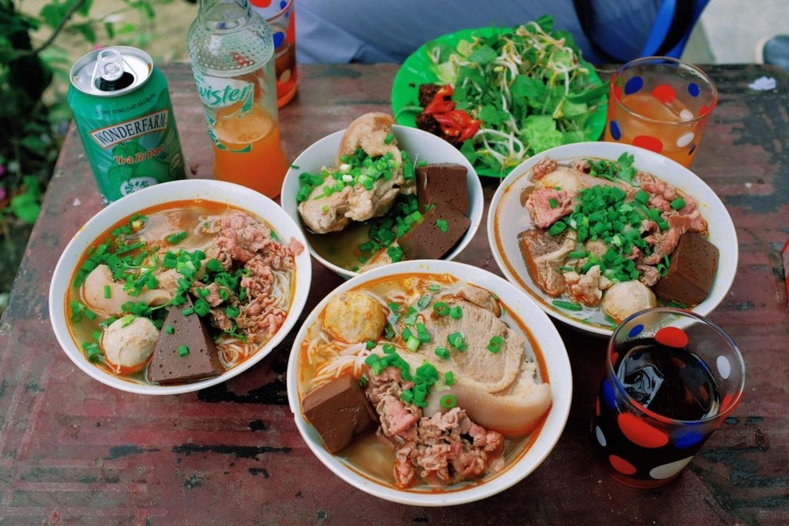 Tô bún bò hấp dẫn với hương vị chuẩn Huế 