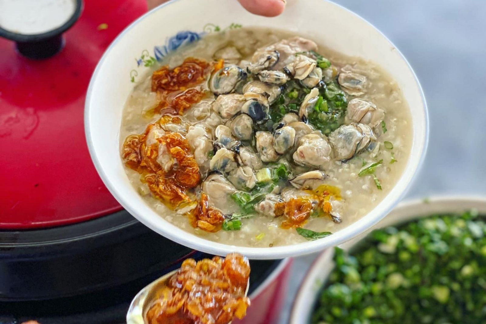 Tô cháo nghêu đầy đủ topping 