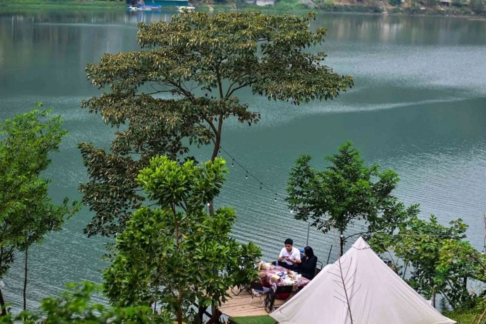 Tổ chức cắm trại bên hồ Đồng Thái  