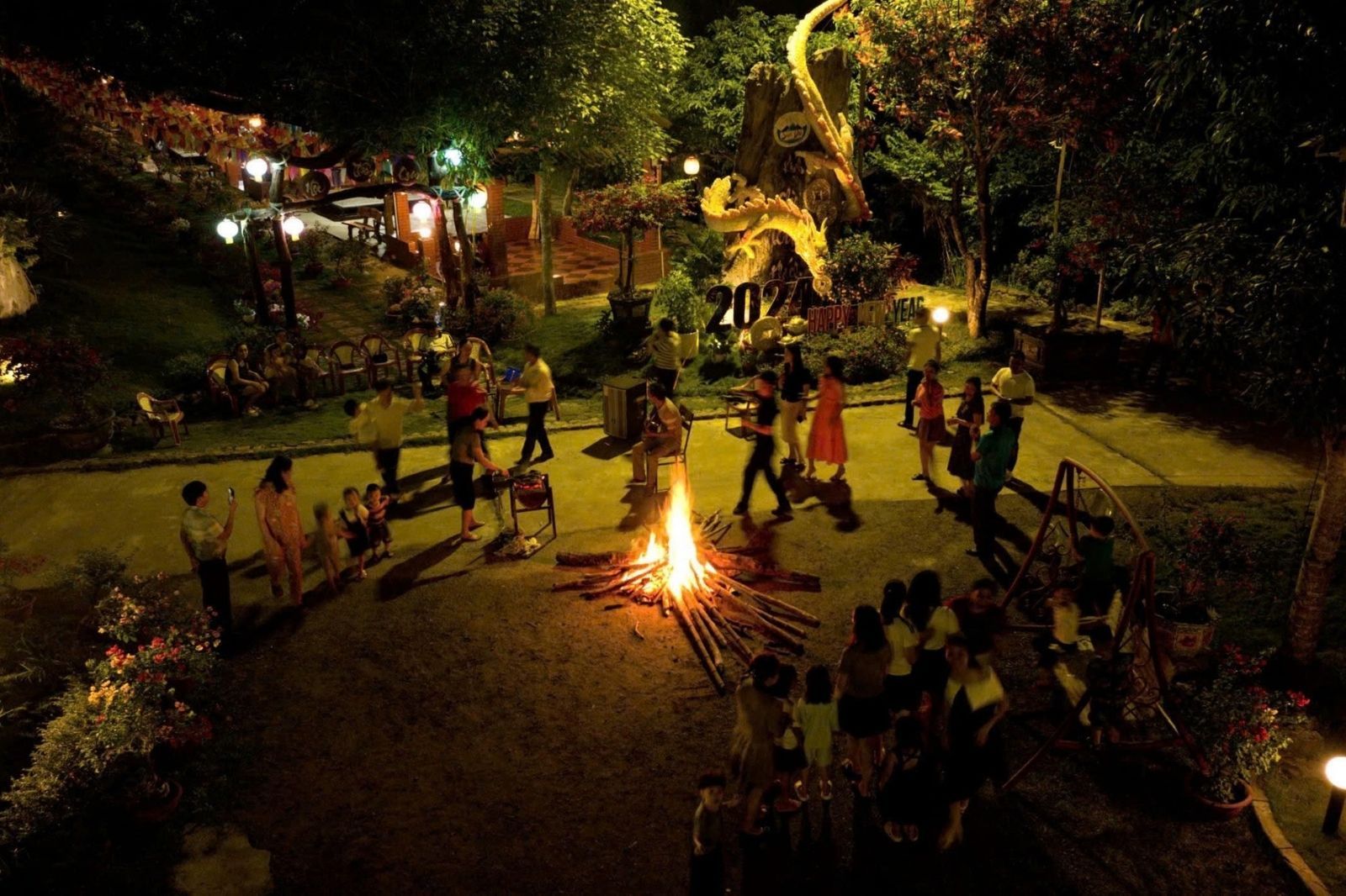 Tổ chức đêm lửa trại vào buổi tối