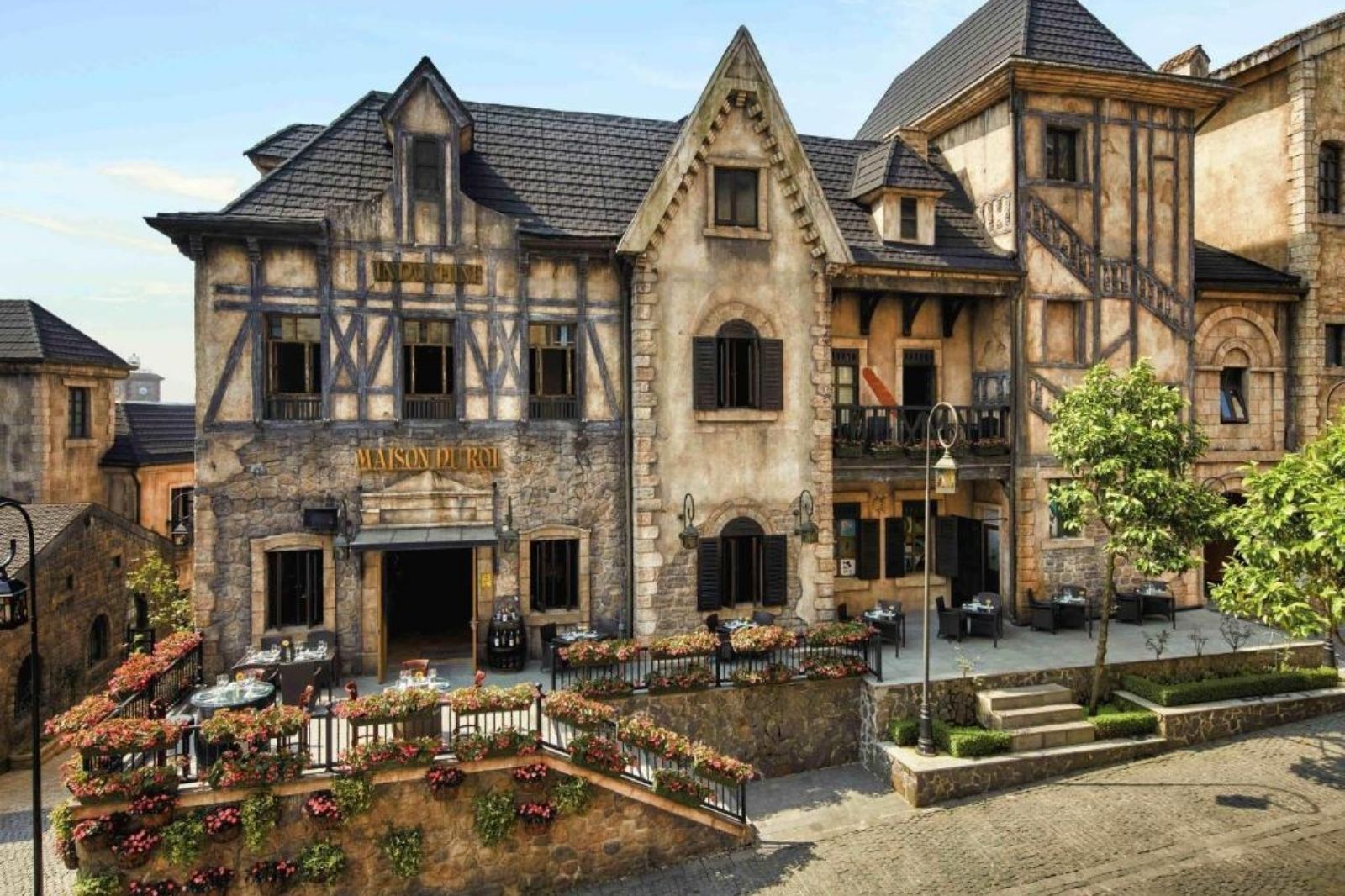 Tọa lạc ngay trong khuôn viên làng Pháp 