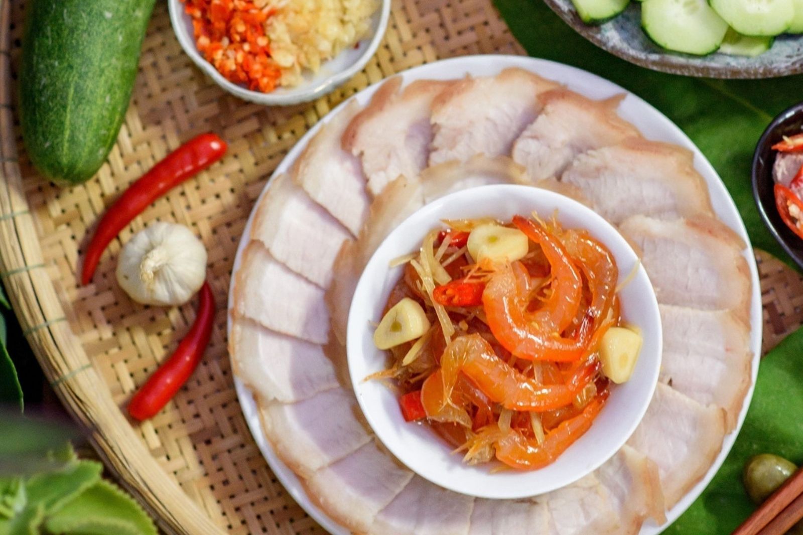 Tôm chua thường ăn với thịt luộc 