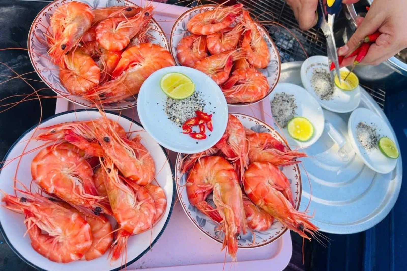 Tôm hấp đơn giản chấm cùng muối tiêu xanh