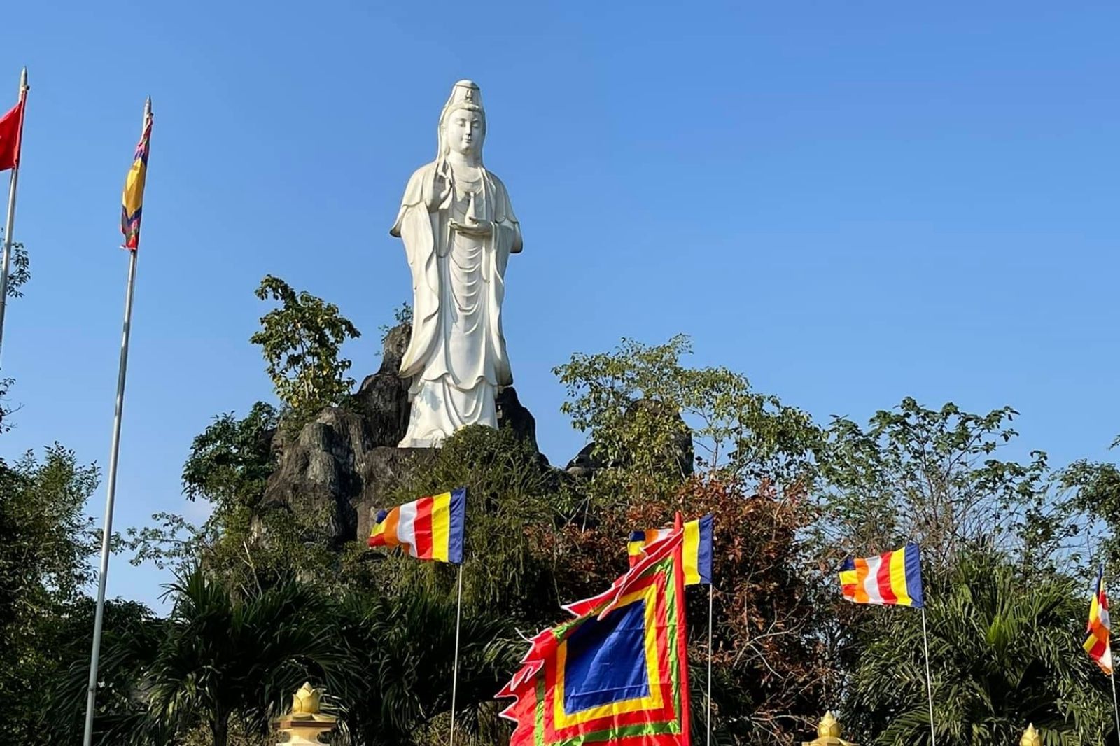 Tôn tượng Bồ tát Quán Thế Âm lộ thiên