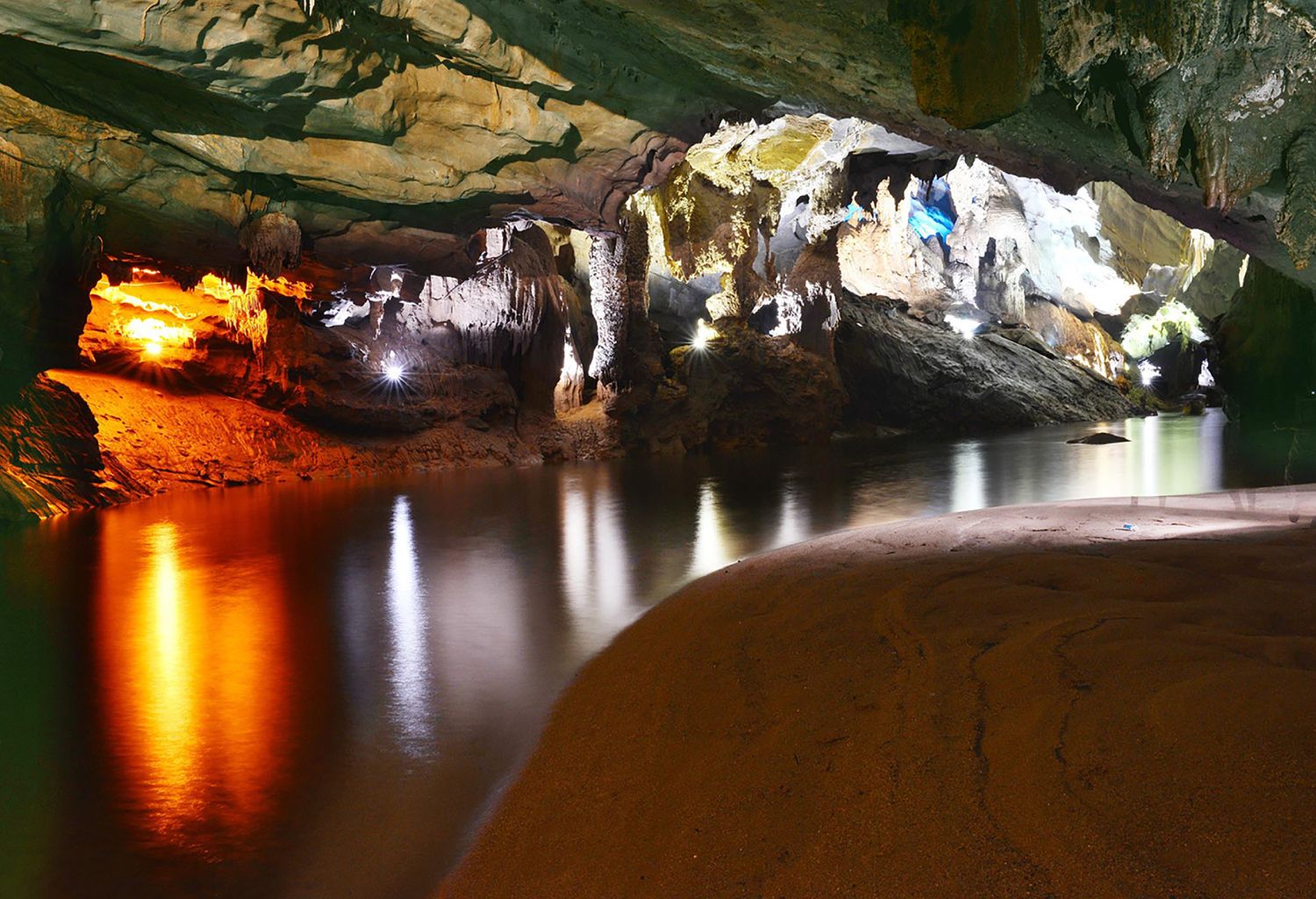 Trong lòng Động Phong Nha