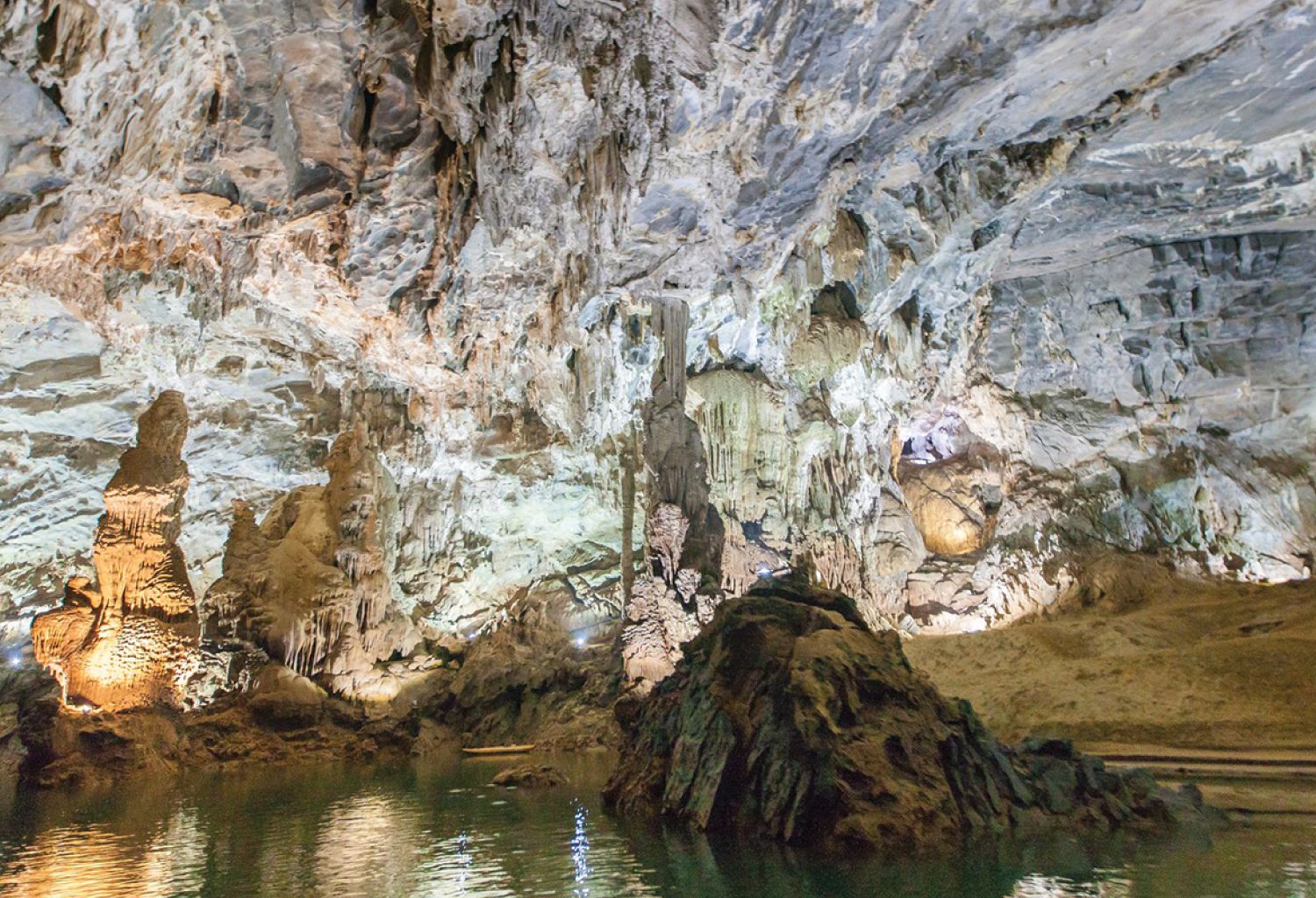 Trong lòng Động Phong Nha