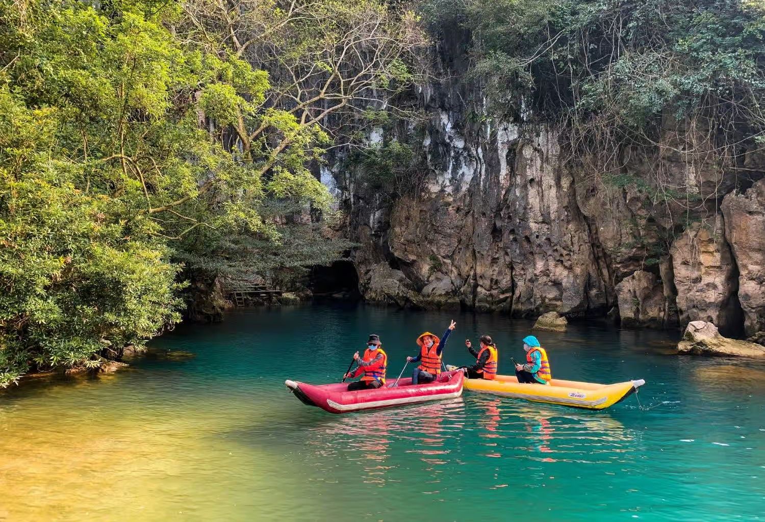 Chèo thuyền kayak bên ngoài cửa Hang tối