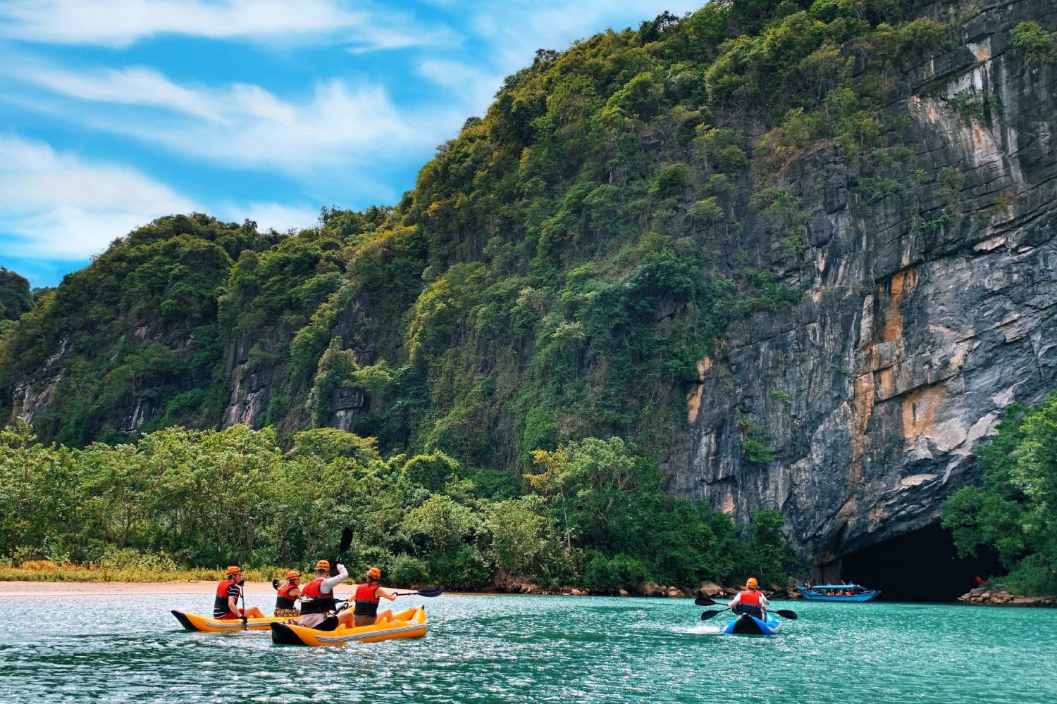 Khung cảnh bên ngoài Động Phong Nha