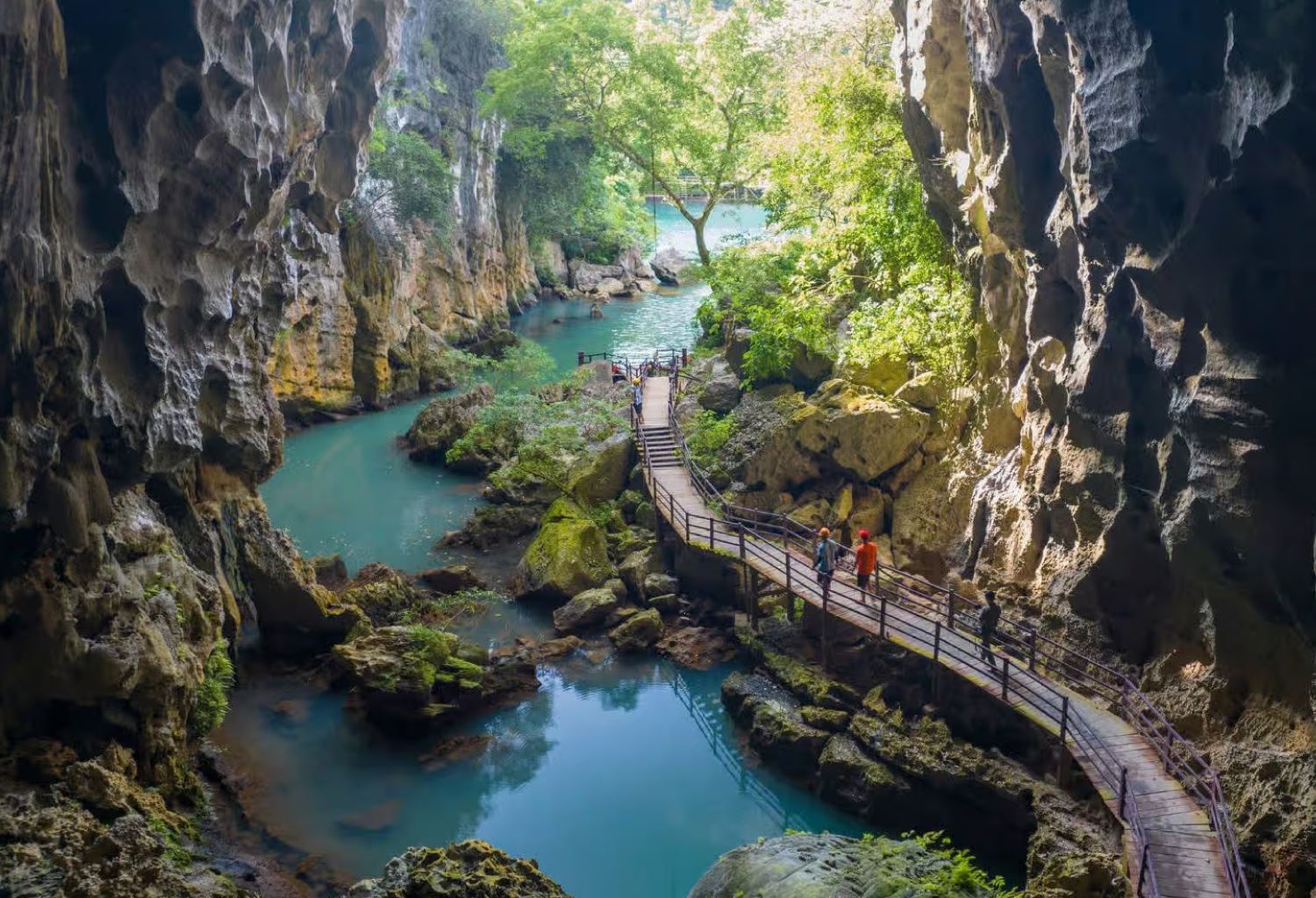 Khung cảnh bên ngoài Hang tối