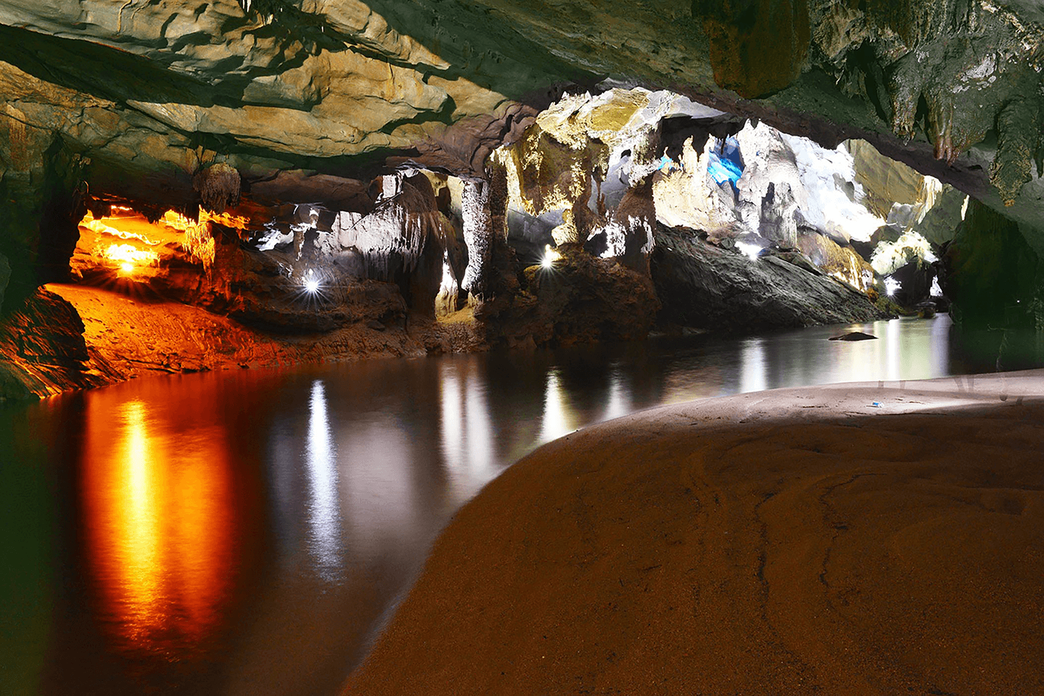 Trong lòng Động Phong Nha