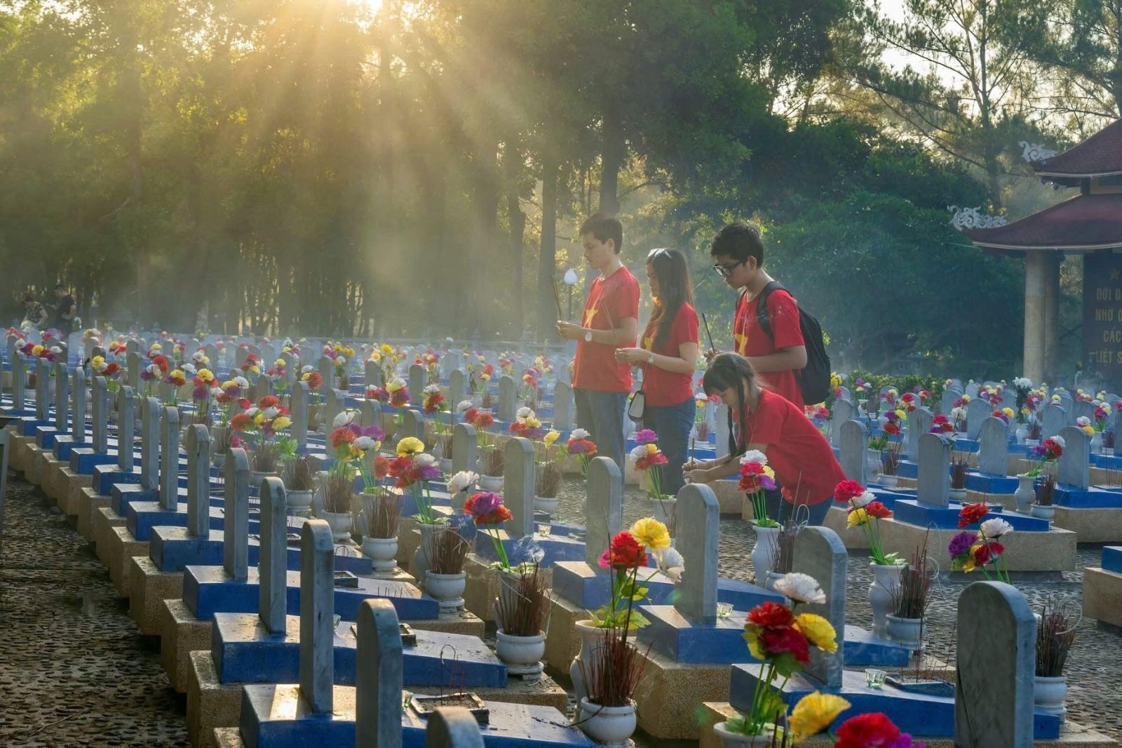 Tour DMZ thường đưa du khách tham quan các điểm di tích lịch sử 