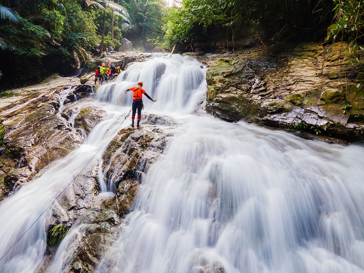 Tour du lịch mạo hiểm Quảng Bình khám phá rừng Động Châu, thác cổng trời