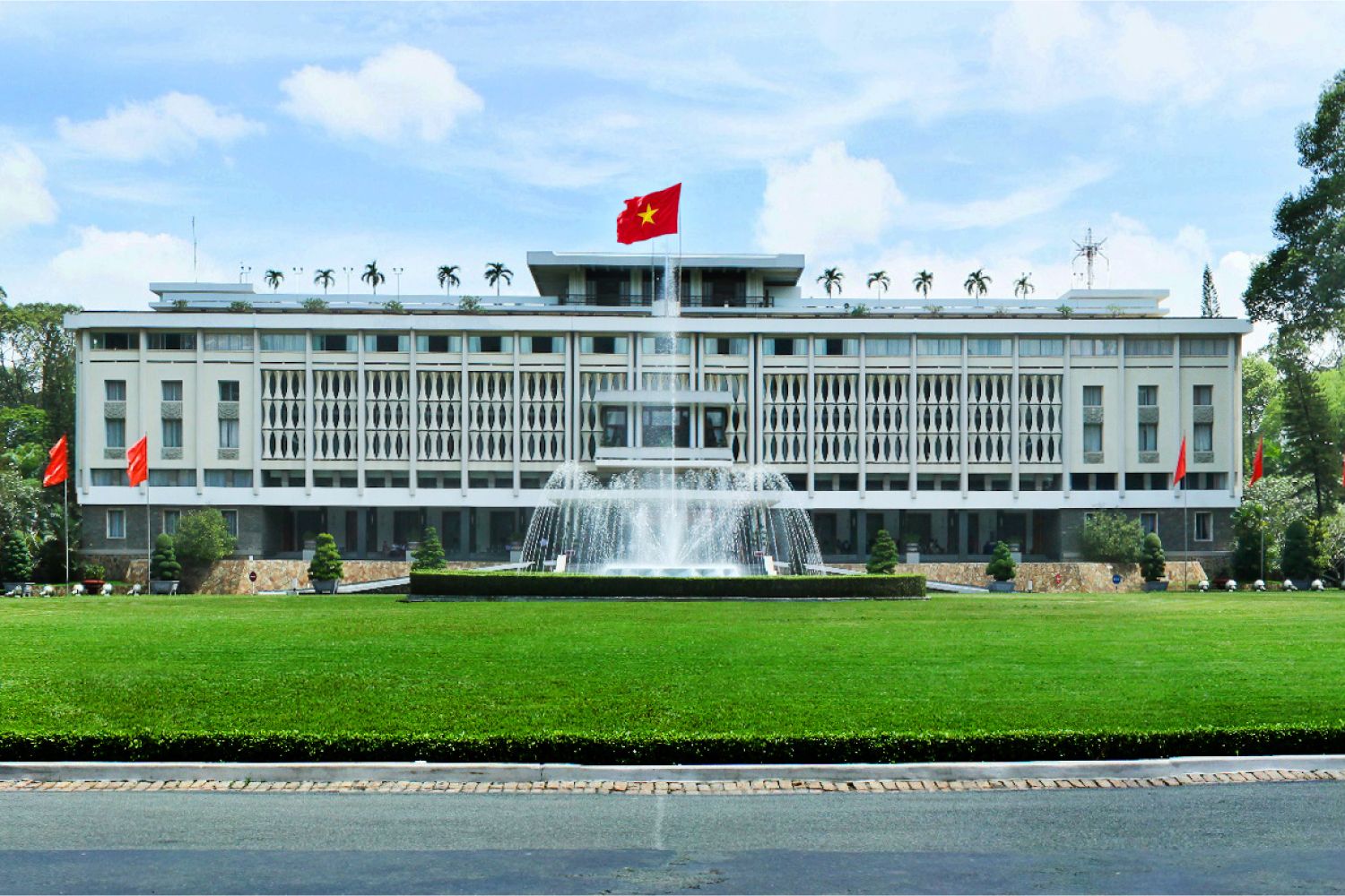 Du Lịch QUẢNG BÌNH - SÀI GÒN - ĐÀ LẠT 3 Ngày 2 Đêm ( Trọn Gói Vé Máy Bay Khứ Hồi)