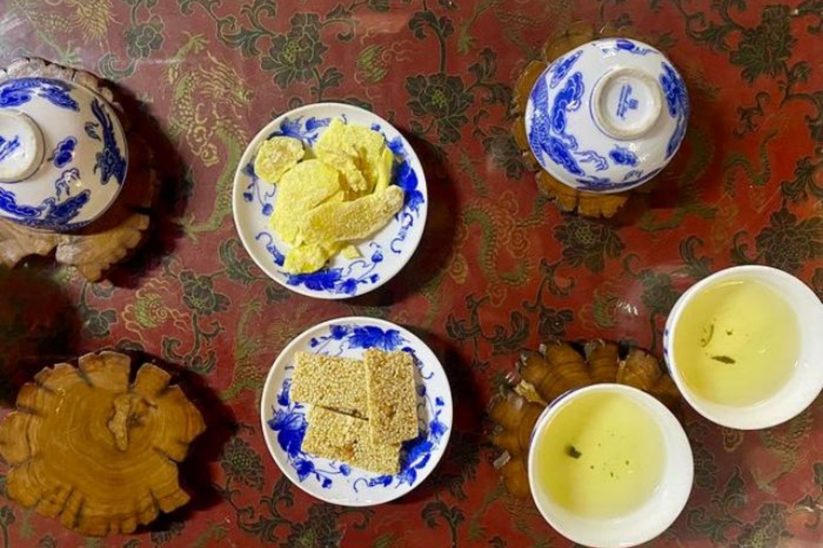 Trà và mứt gừng mời khách ở nhà vườn Xuân Đài