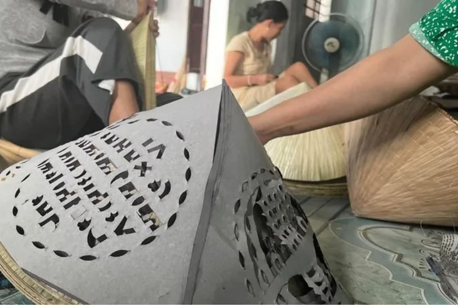 Trải giấy bài thơ lên lớp lá đầu tiên để chằm