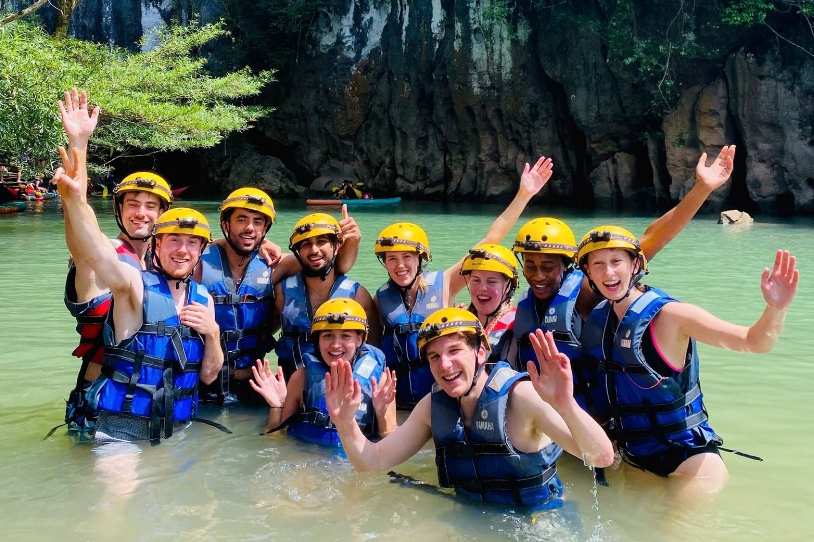 Trải nghiệm các trò chơi ở sông Chày - hang Tối