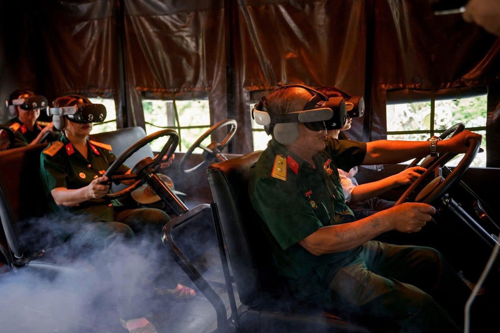 Trải nghiệm công nghệ thực tế ảo VR 9D ở Hang Chỉ Huy